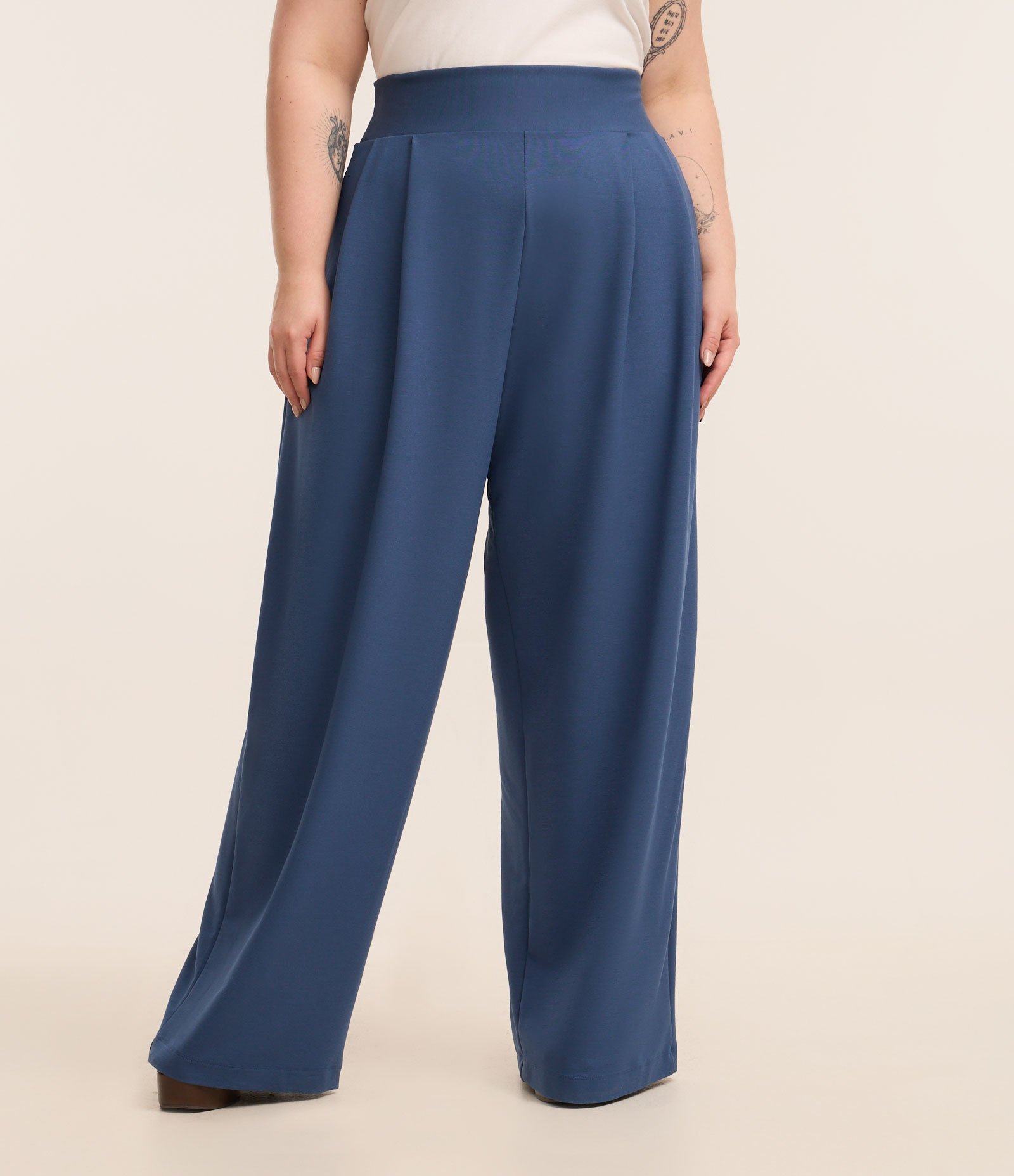 Calça Pantalona Crepe com Lastex nas Costas Curve & Plus Size Azul 2