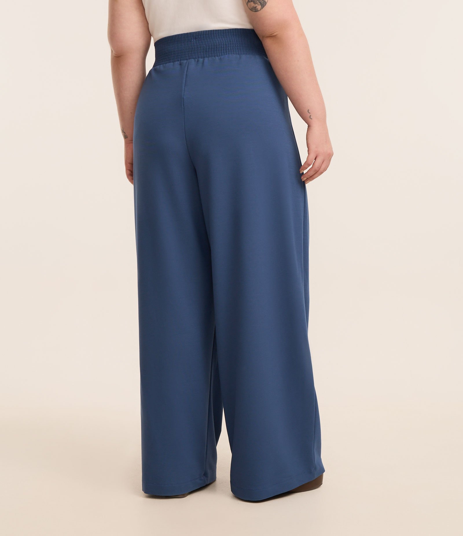 Calça Pantalona Crepe com Lastex nas Costas Curve & Plus Size Azul 4