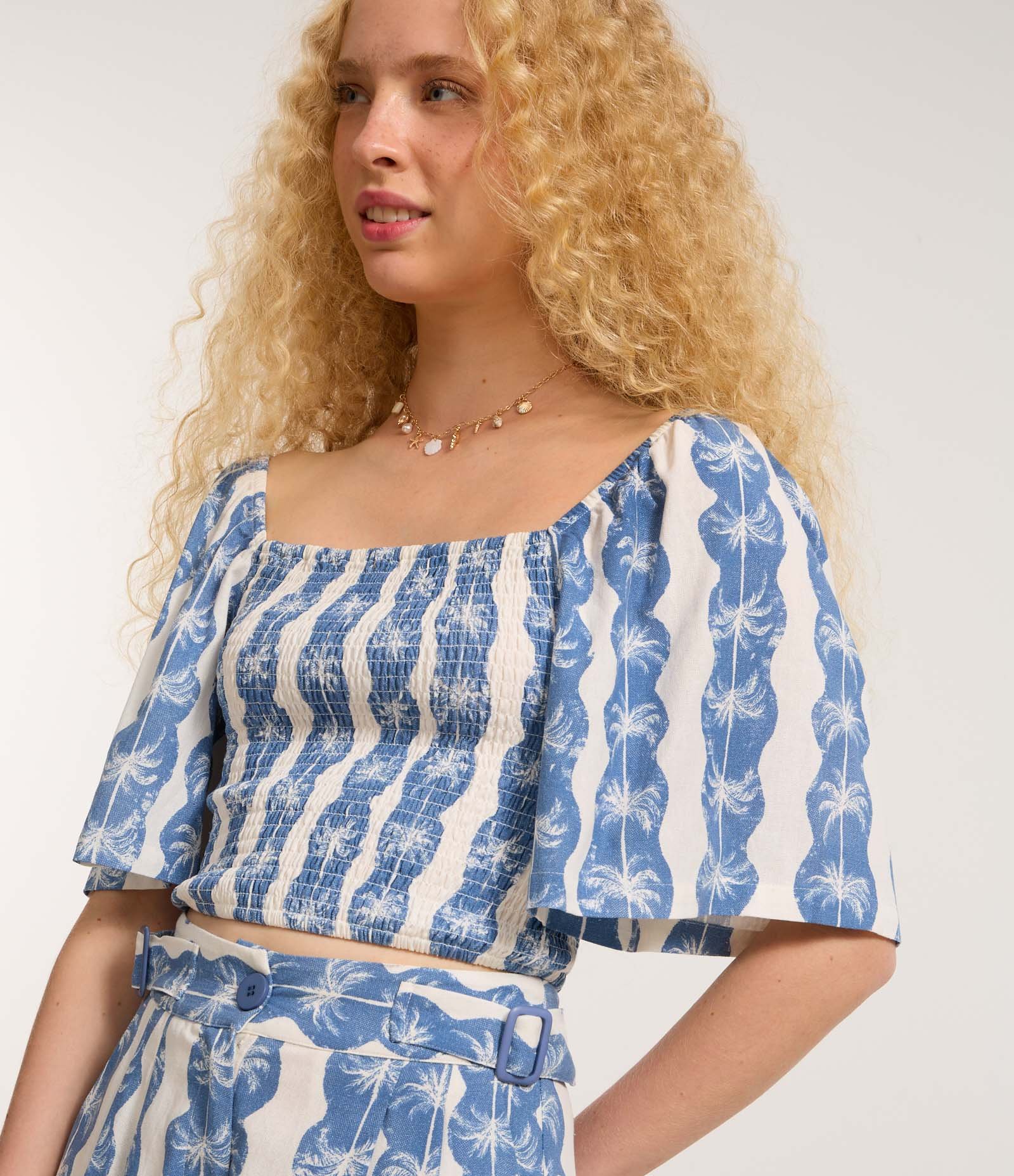 Blusa Cropped em Viscolinho com Lastex e Estampa Tropical Bege 4