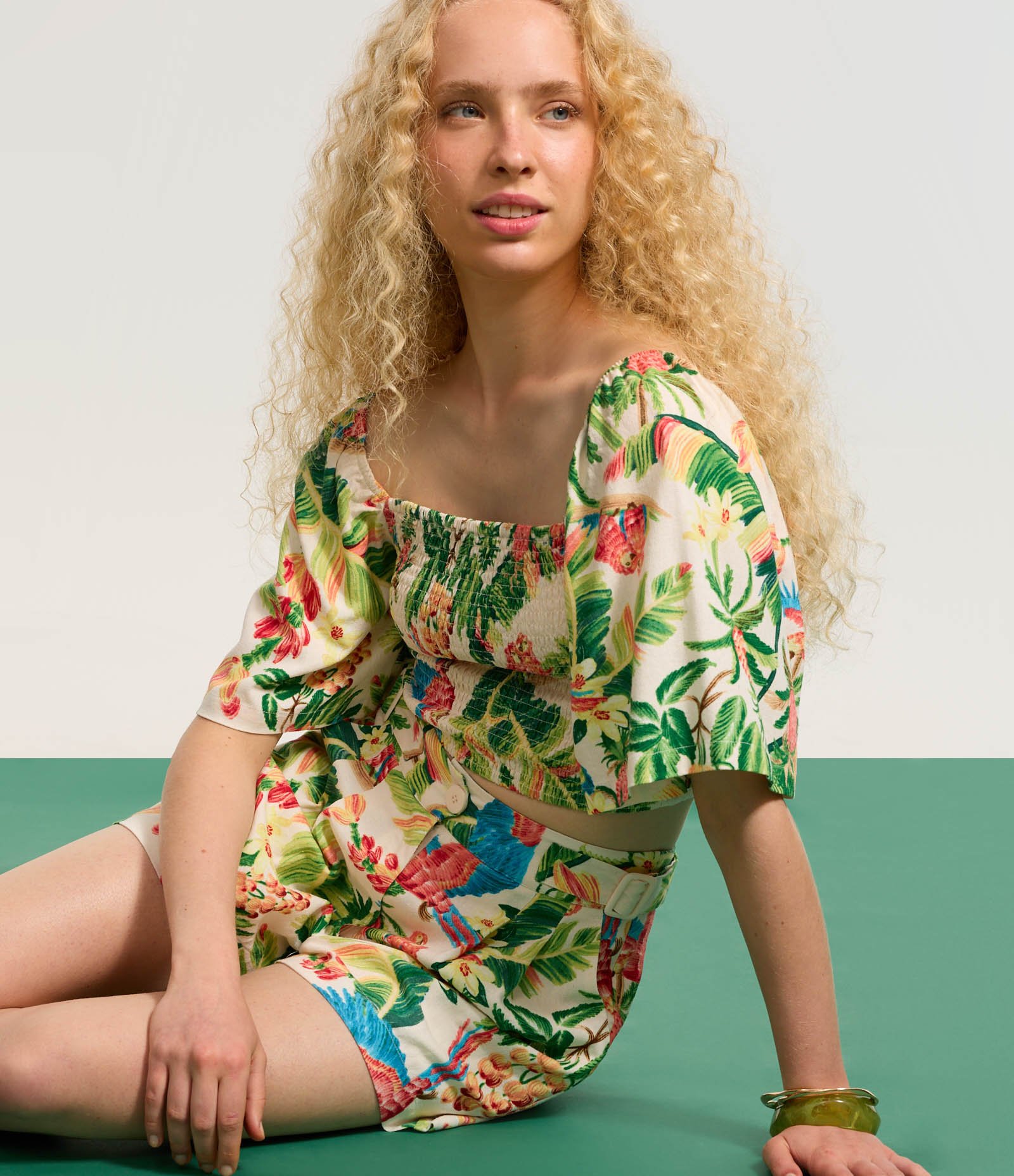 Blusa Cropped com Lastex e Estampa Tropical Bege 4