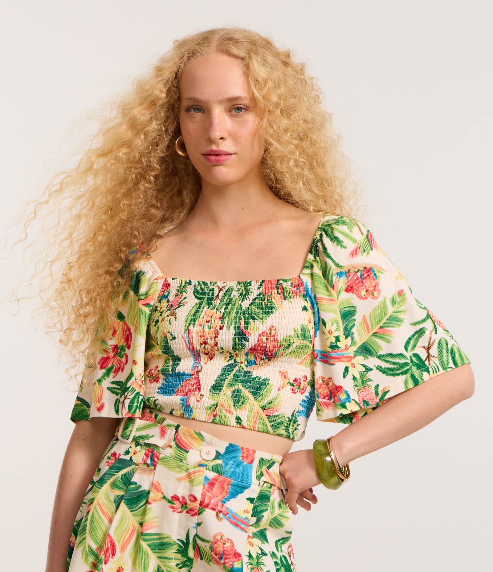 Blusa Cropped com Lastex e Estampa Tropical Bege 1