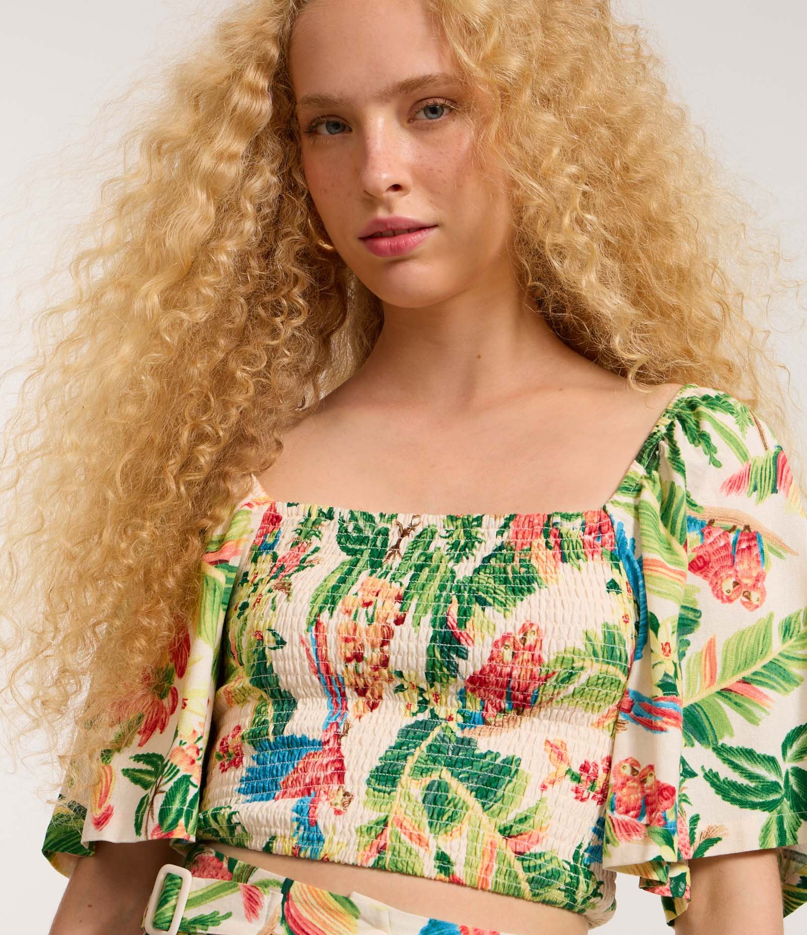 Blusa Cropped com Lastex e Estampa Tropical Bege 3