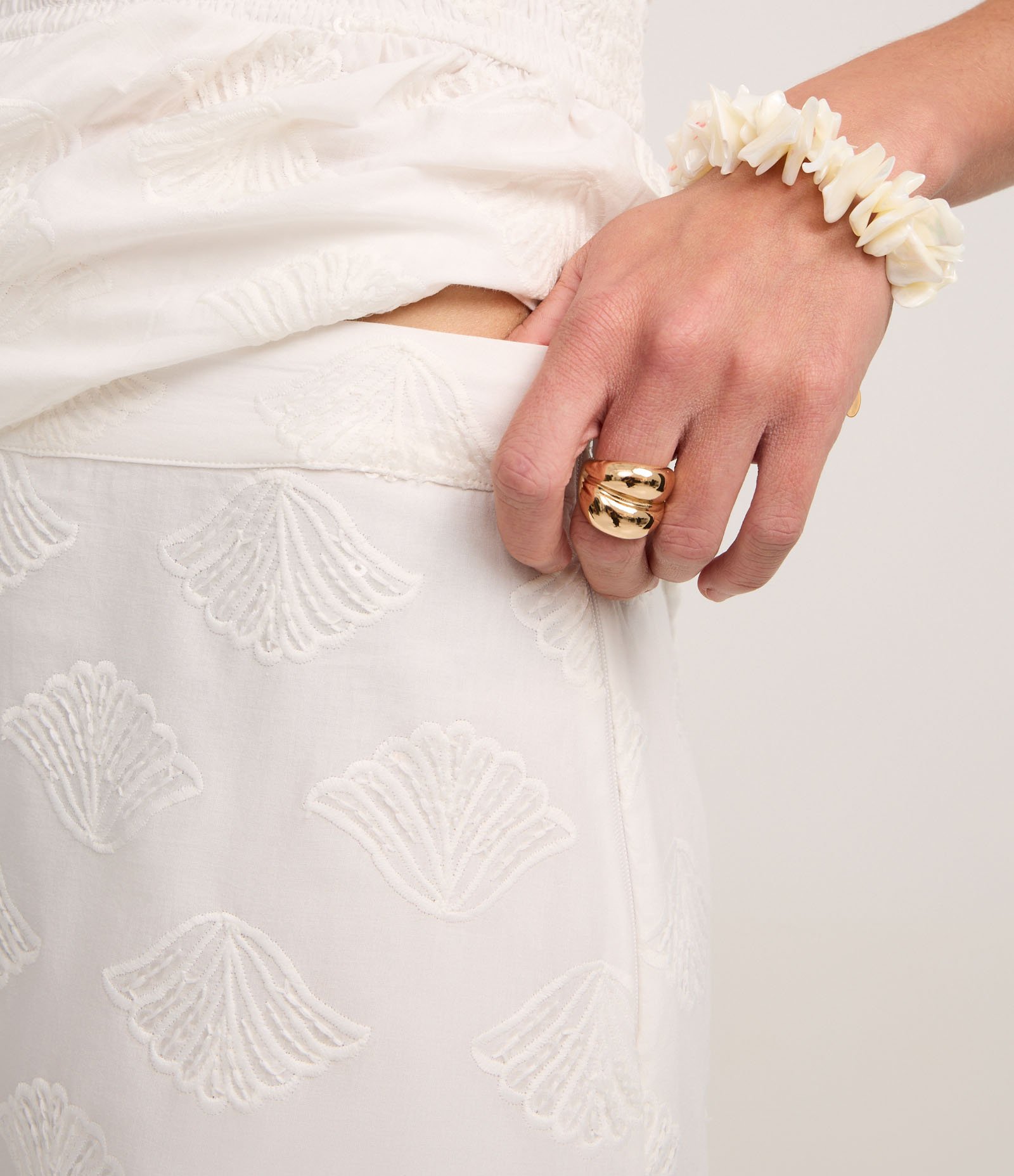 Saia Evasê Midi em Laise com Sobreposição e Bordado Off White 4