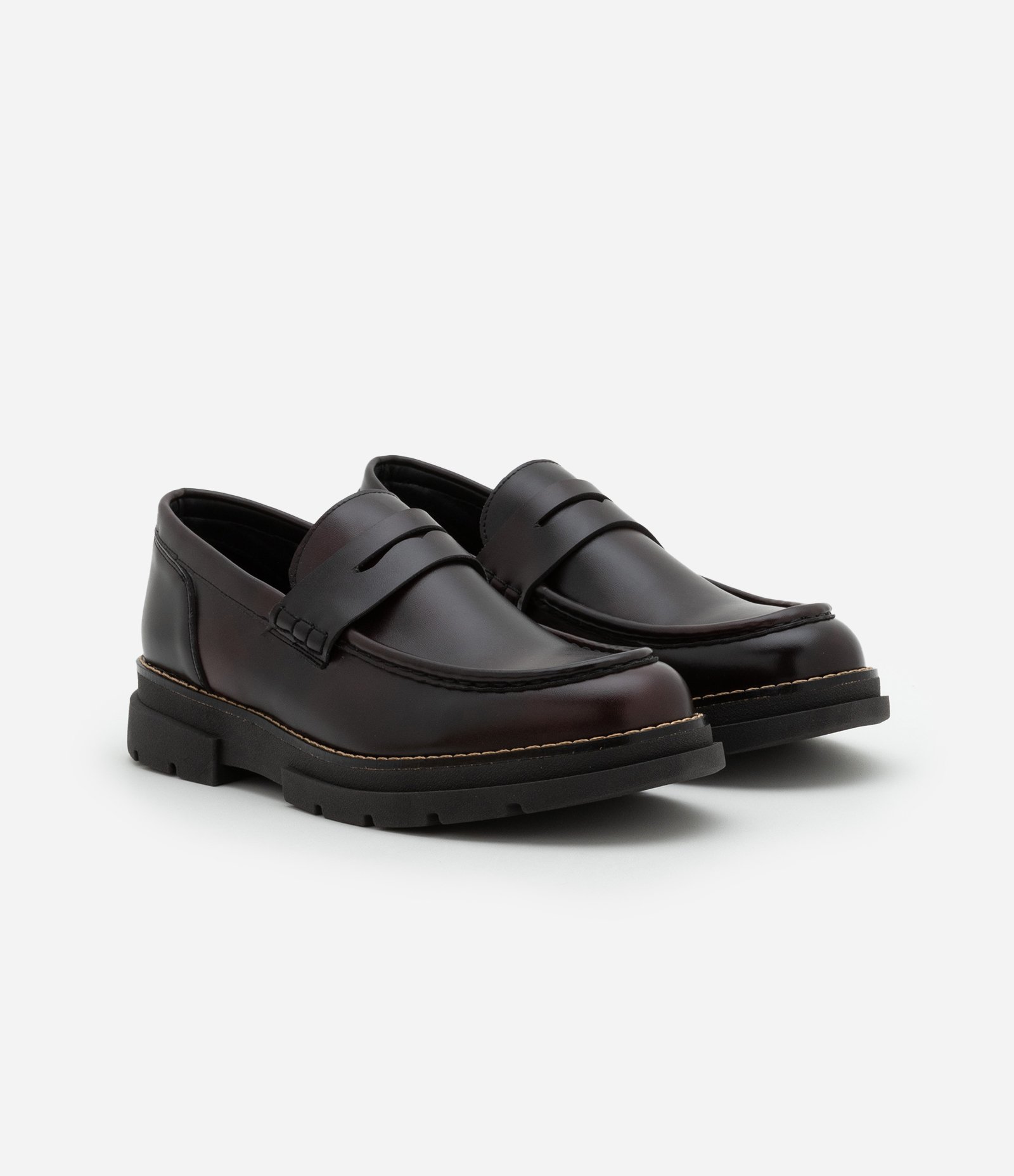 Sapato em Pu com Sola Tratorada e Detalhe Olho de Gato Vinho 2