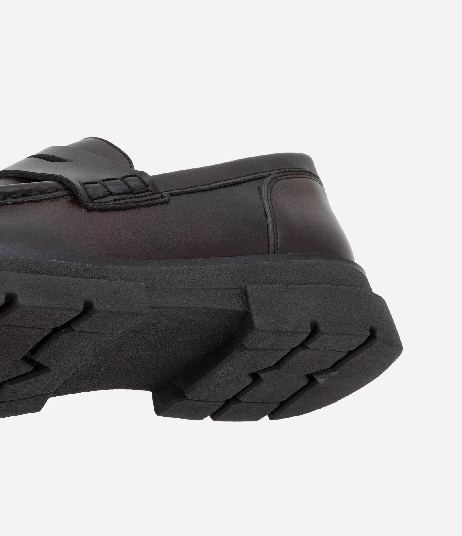 Sapato em Pu com Sola Tratorada e Detalhe Olho de Gato Vinho 4