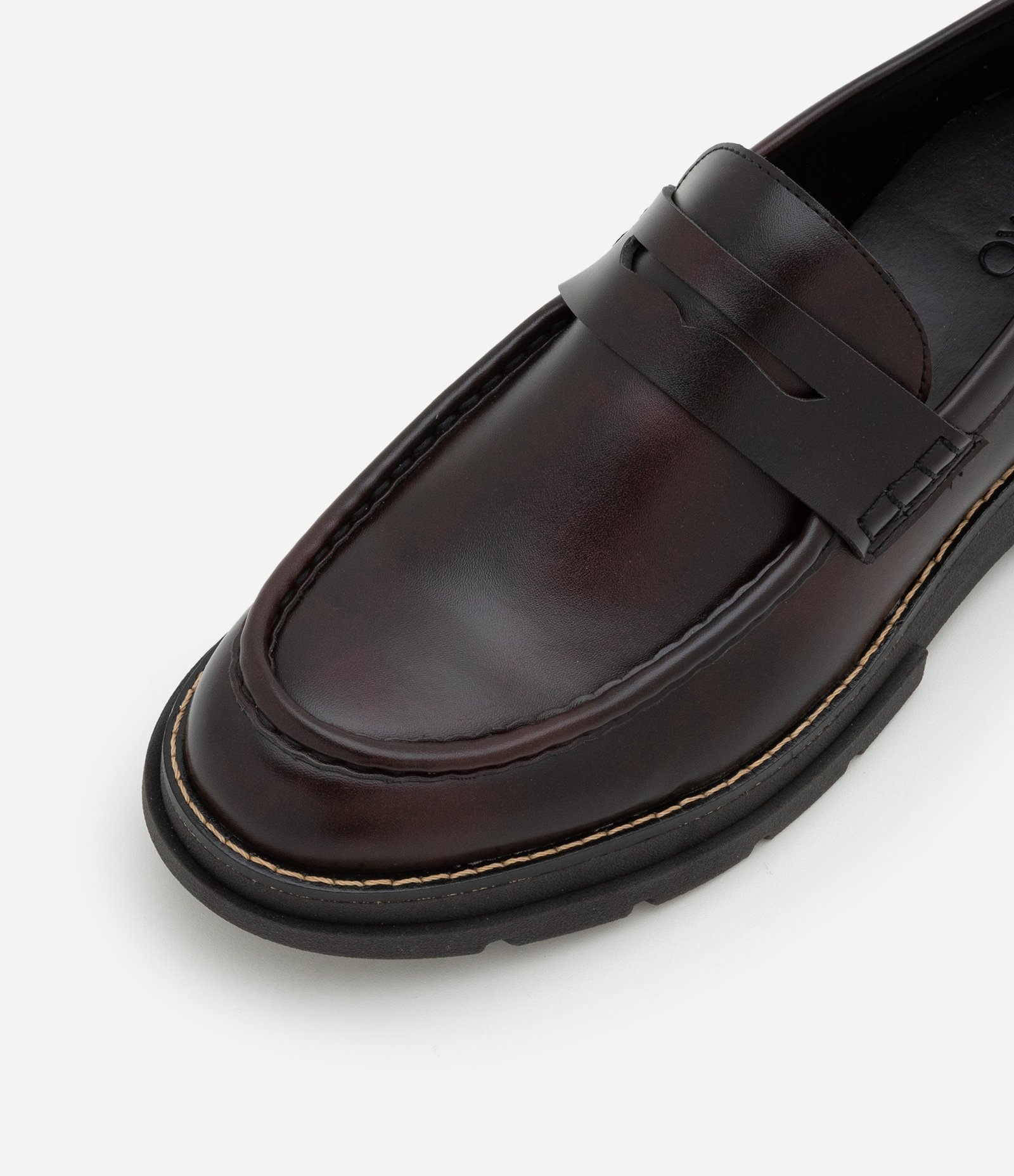 Sapato em Pu com Sola Tratorada e Detalhe Olho de Gato Vinho 5