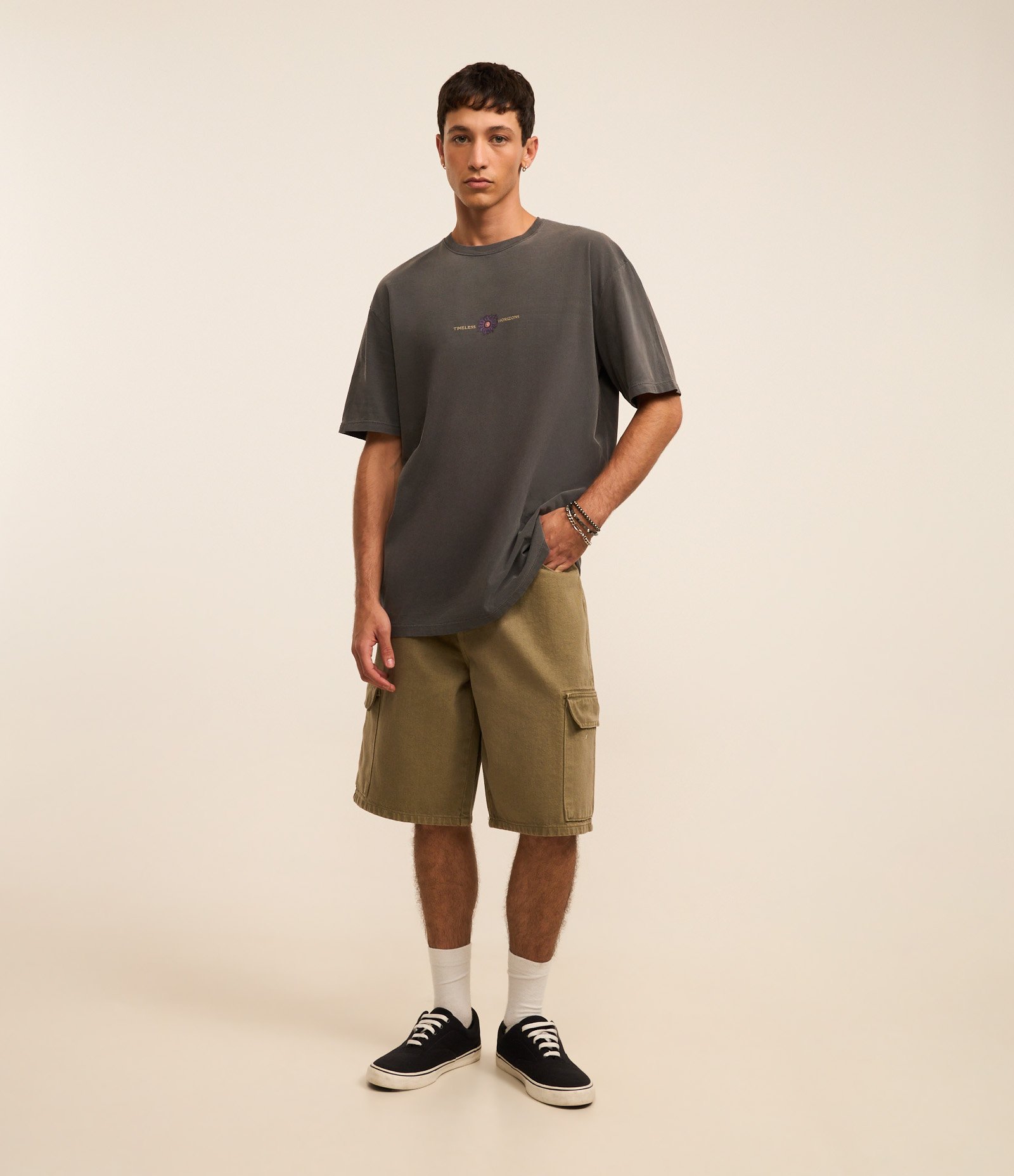 Bermuda Baggy em Sarja com Efeito Lavado e Bolso Cargo Verde 1