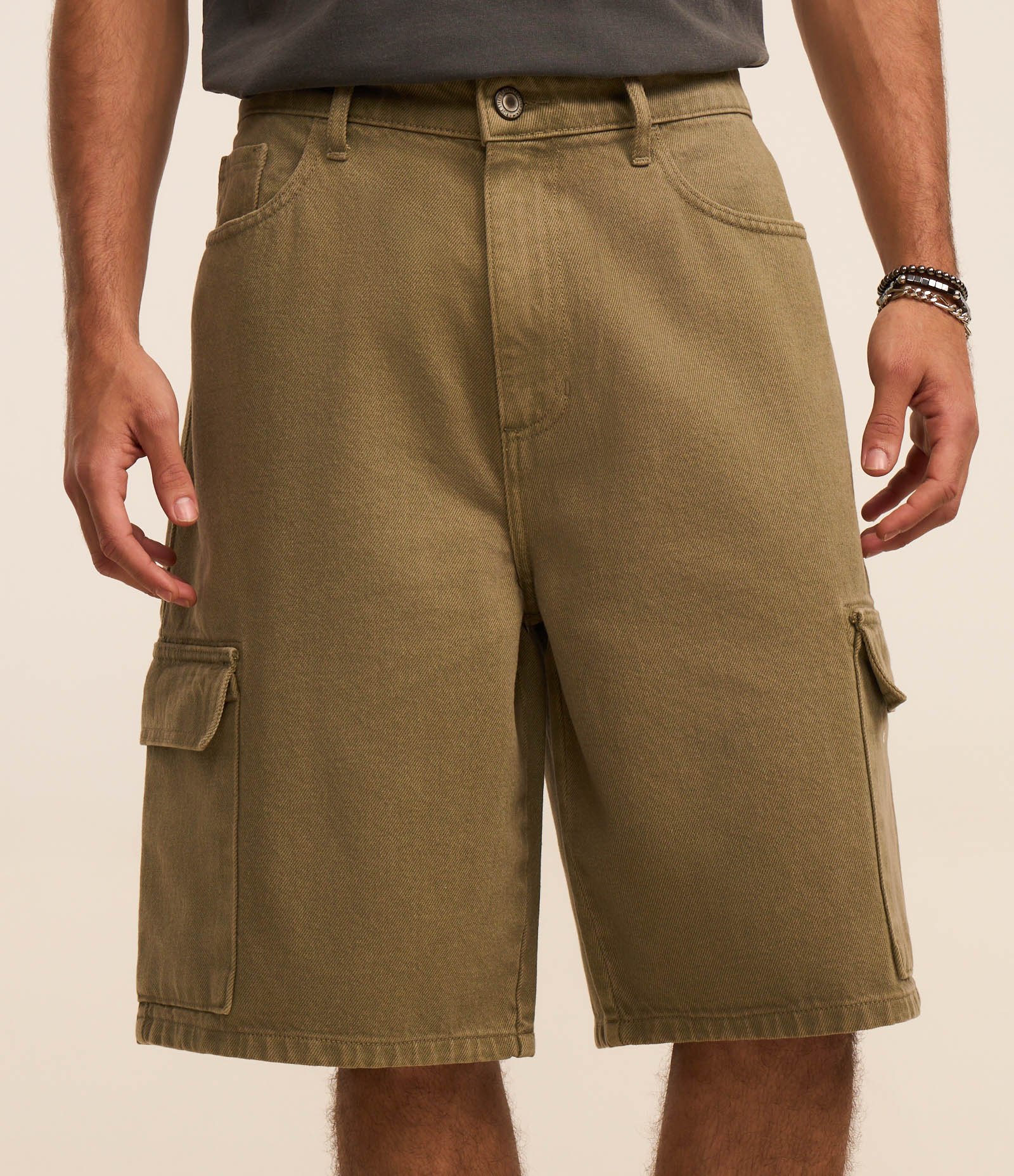 Bermuda Baggy em Sarja com Efeito Lavado e Bolso Cargo Verde 2