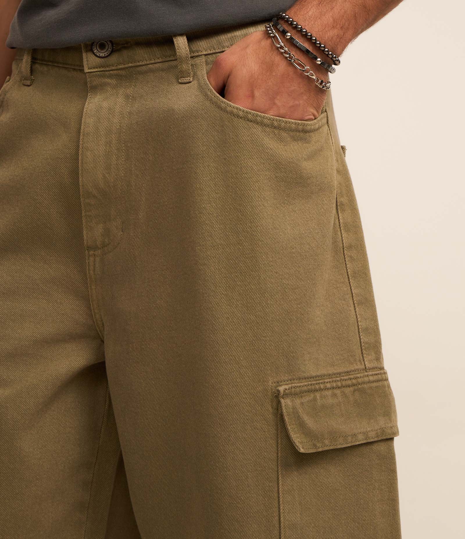 Bermuda Baggy em Sarja com Efeito Lavado e Bolso Cargo Verde 3