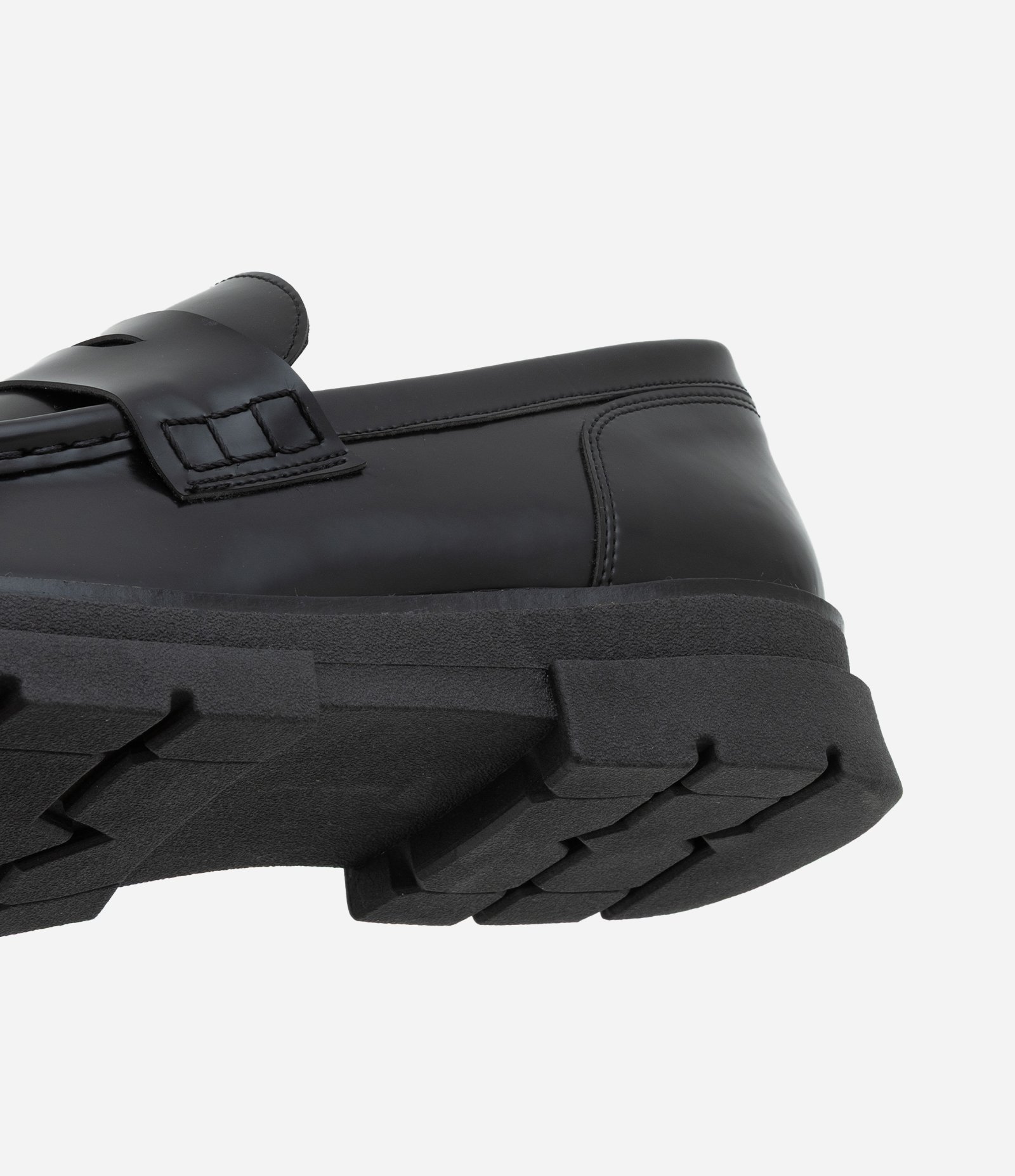 Sapato em Pu com Sola Tratorada e Detalhe Olho de Gato Preto 3