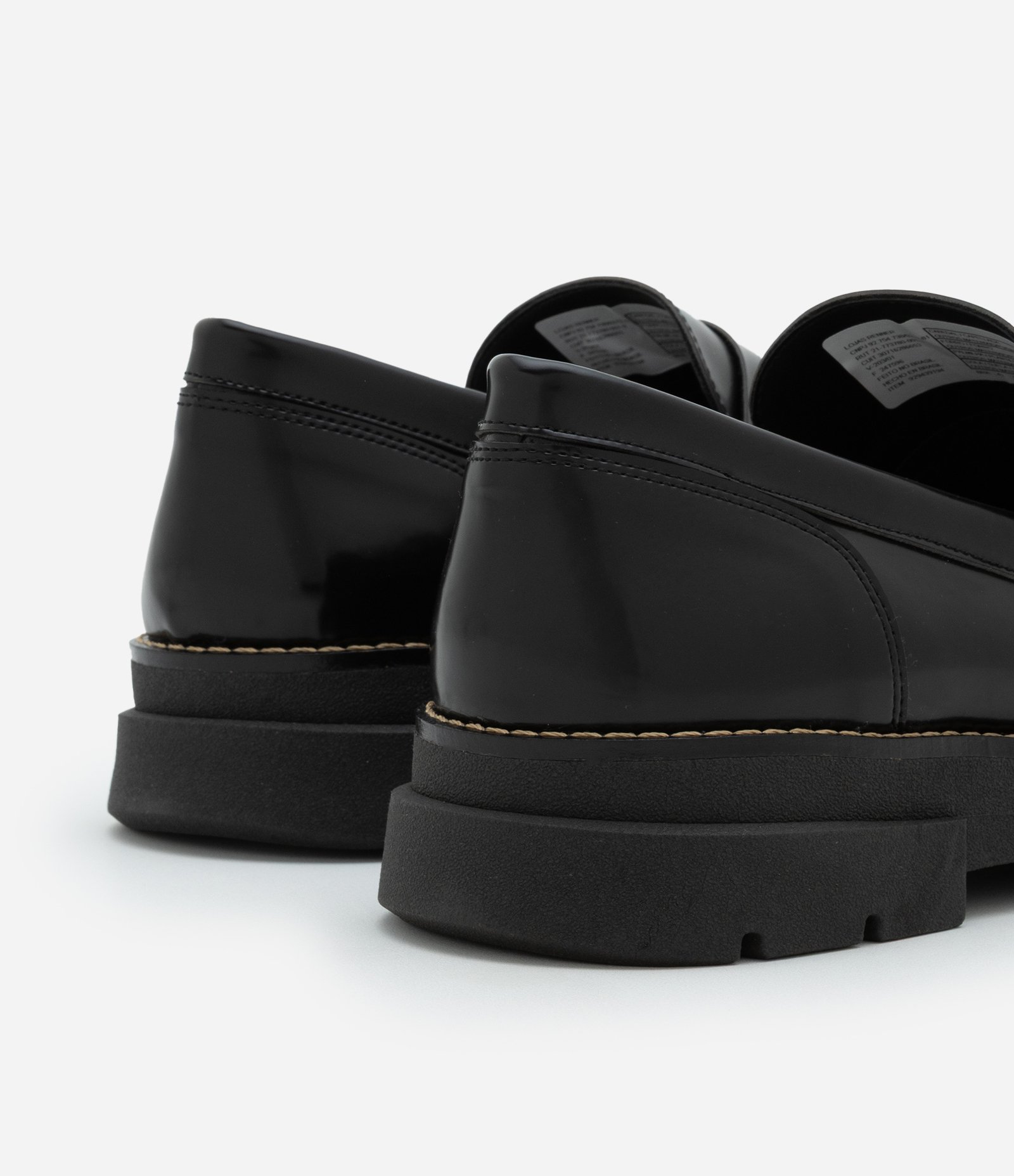 Sapato em Pu com Sola Tratorada e Detalhe Olho de Gato Preto 4