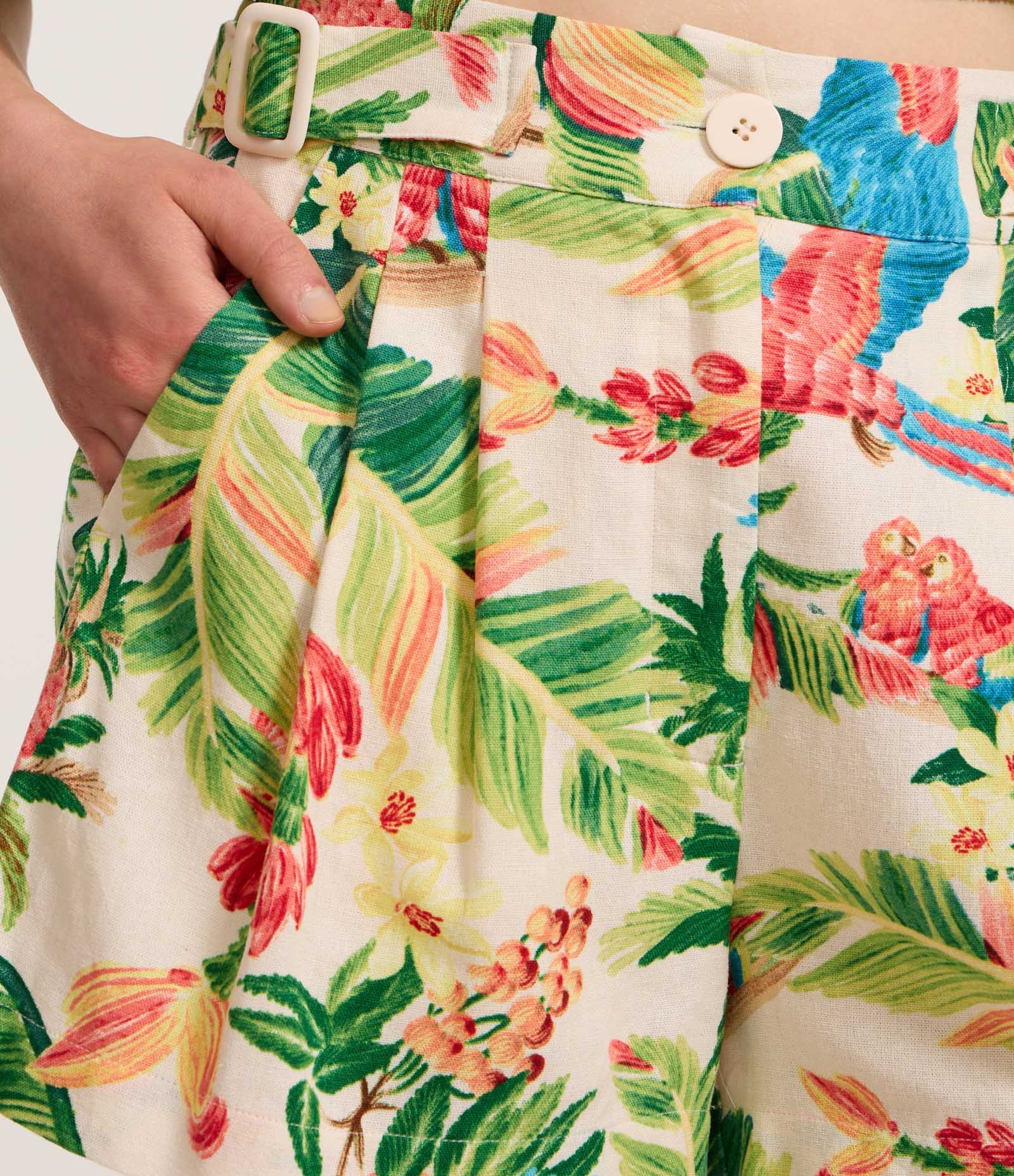Short Curto em Viscolinho com Fivelas e Estampa Tropical Bege 5