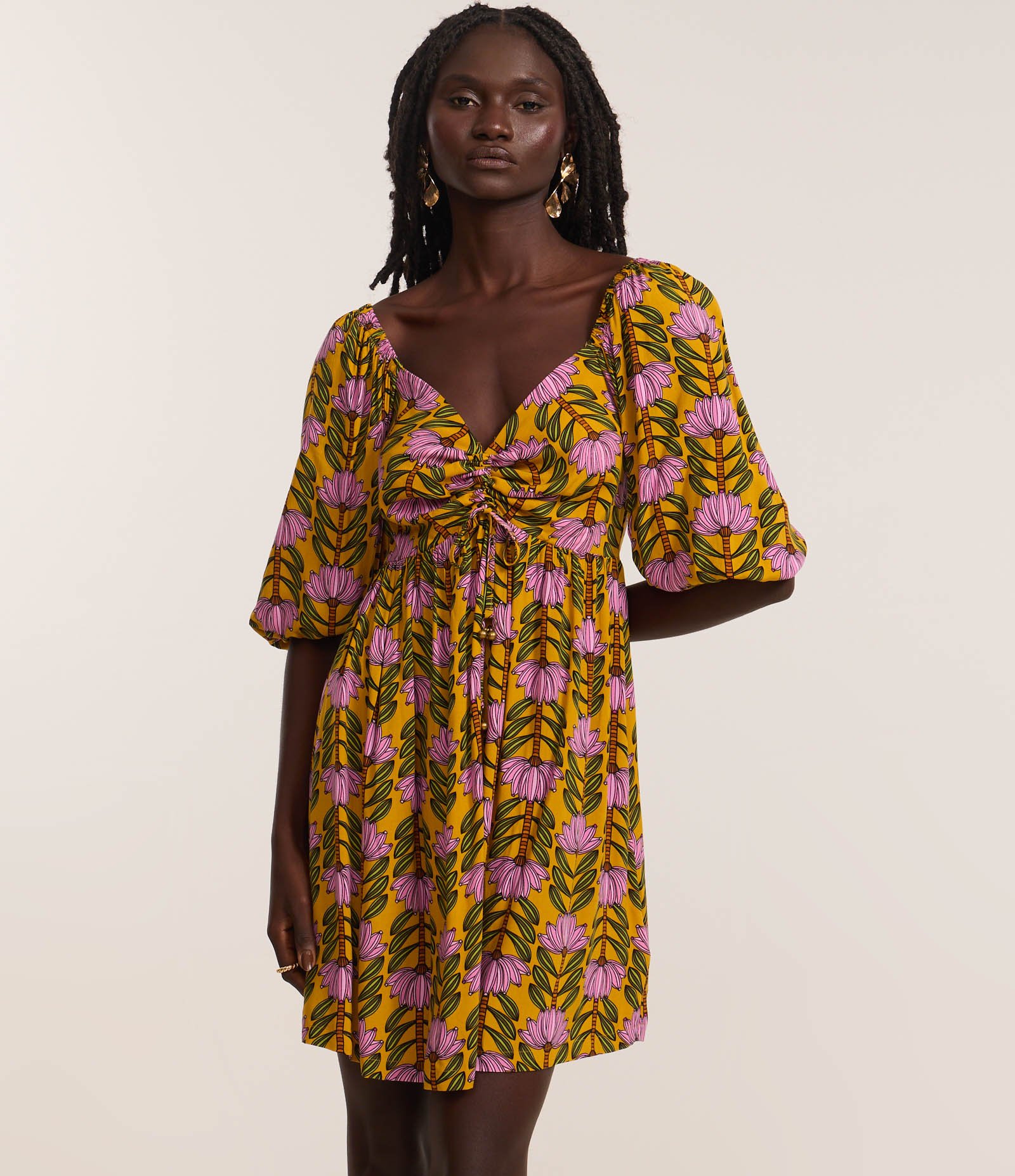 Vestido Curto em Chalis com Estampa de Bananeiras e Manga Bufante Amarelo 1