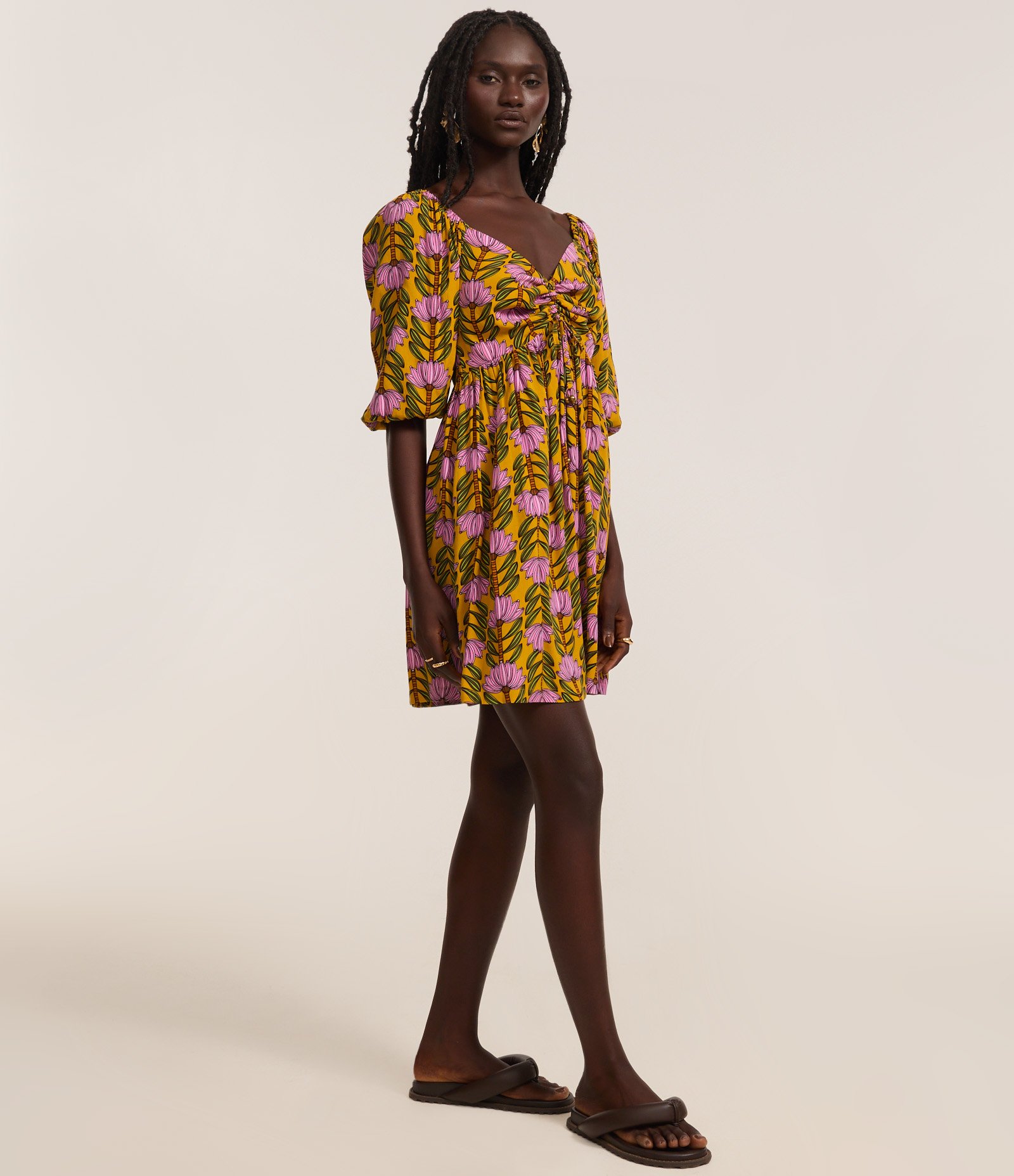 Vestido Curto em Chalis com Estampa de Bananeiras e Manga Bufante Amarelo 2