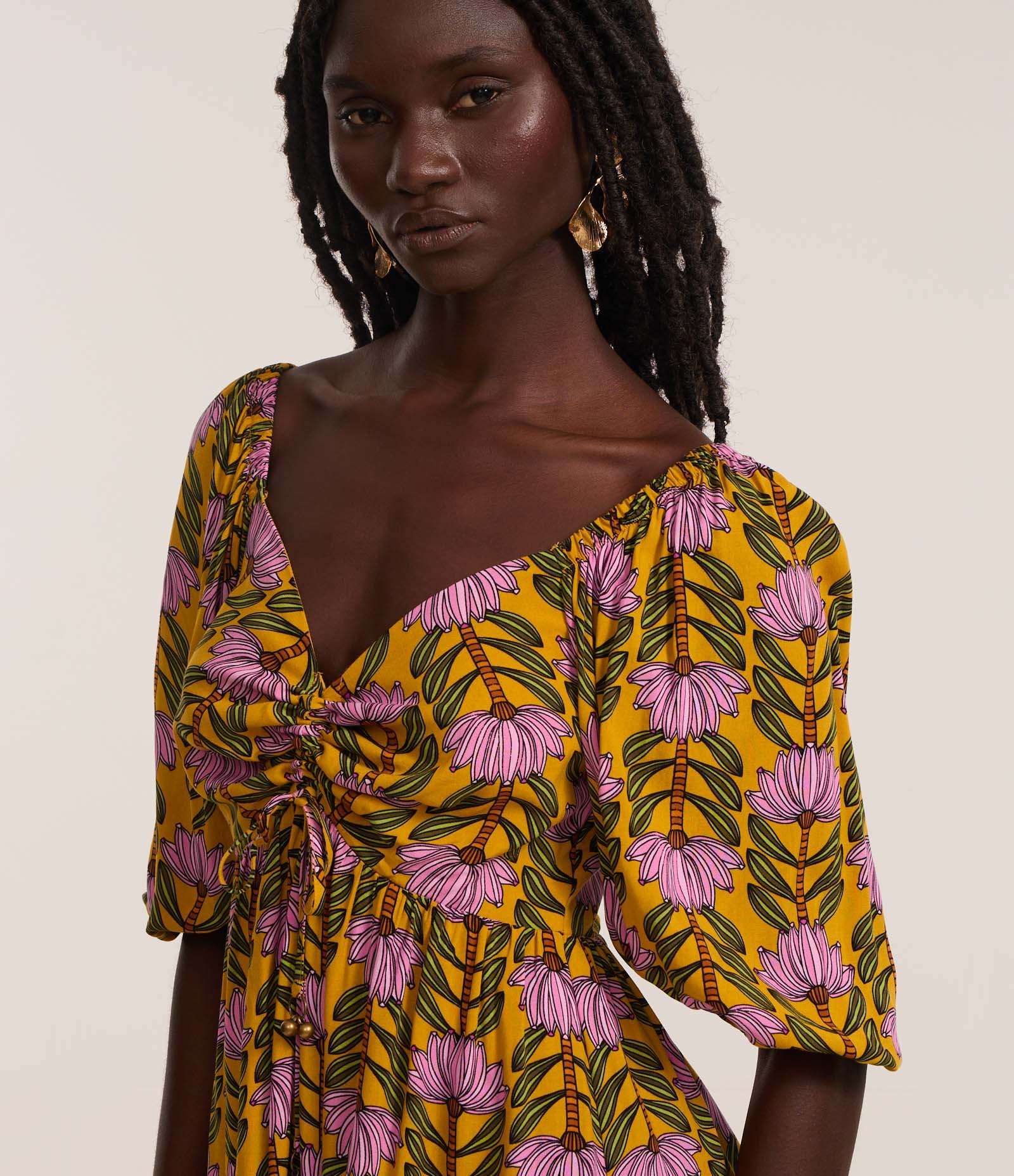 Vestido Curto em Chalis com Estampa de Bananeiras e Manga Bufante Amarelo 3