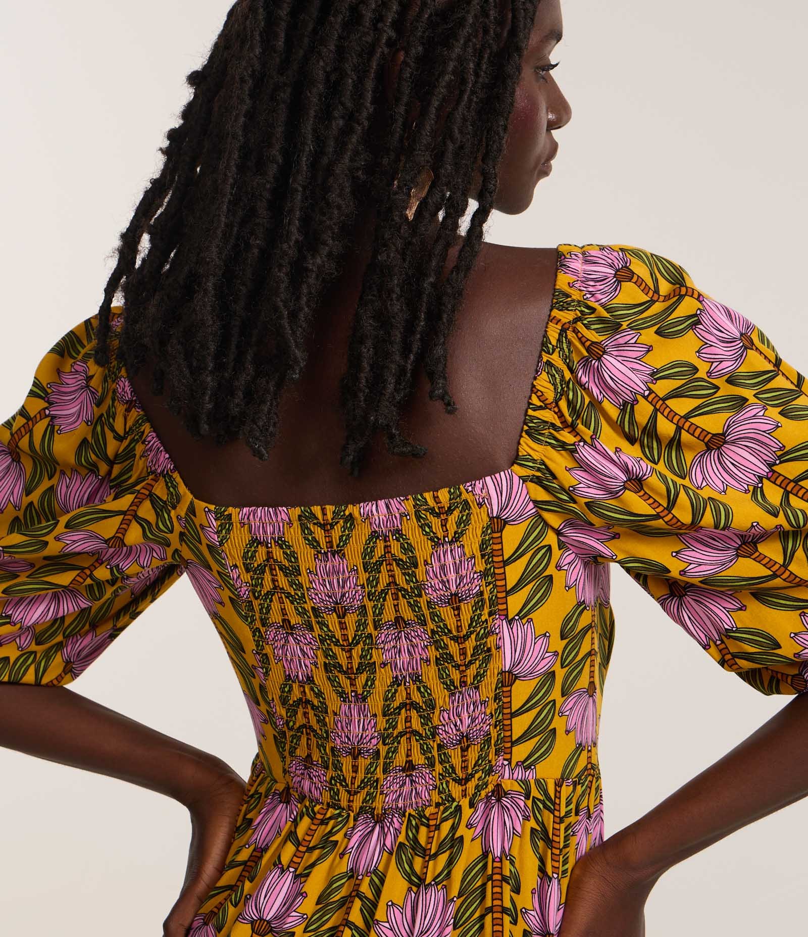 Vestido Curto em Chalis com Estampa de Bananeiras e Manga Bufante Amarelo 4