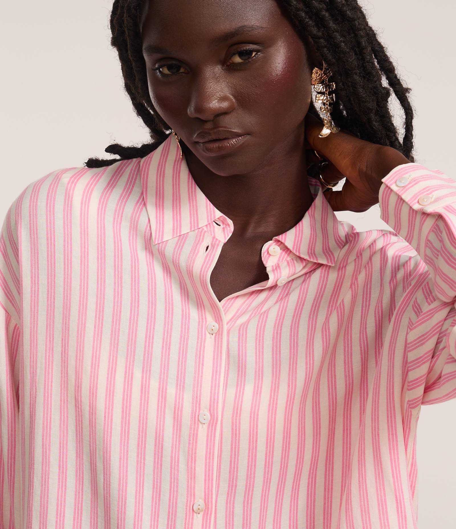 Camisa Alongada em Cambraia com Listras em Fio Tinto Rosa 4