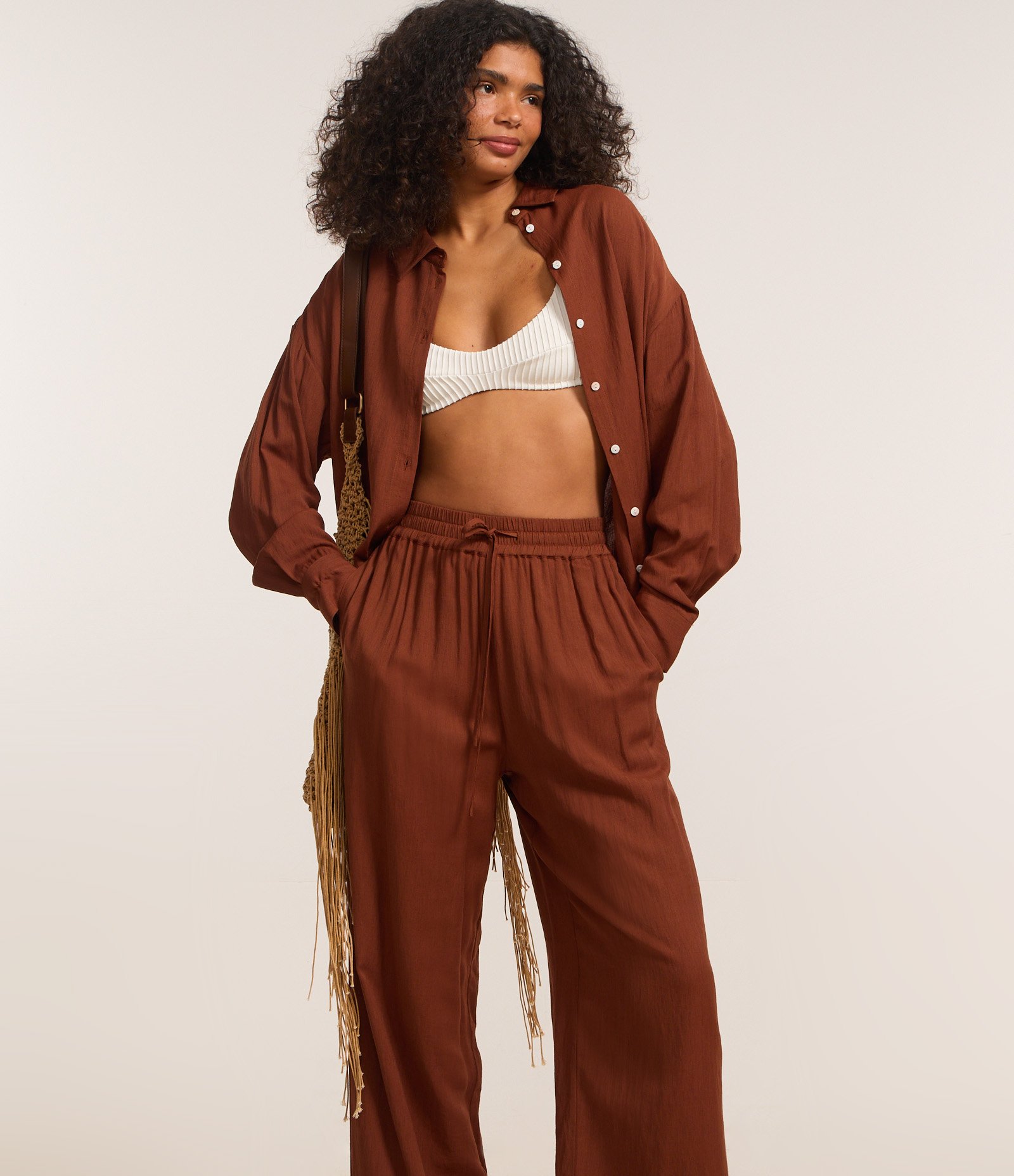 Calça Reta Fluida em Cambraia com Elástico no Cós Marrom 2