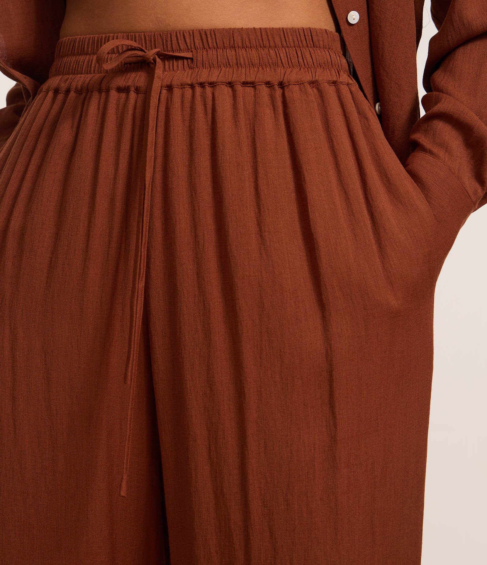 Calça Reta Fluida em Cambraia com Elástico no Cós Marrom 4