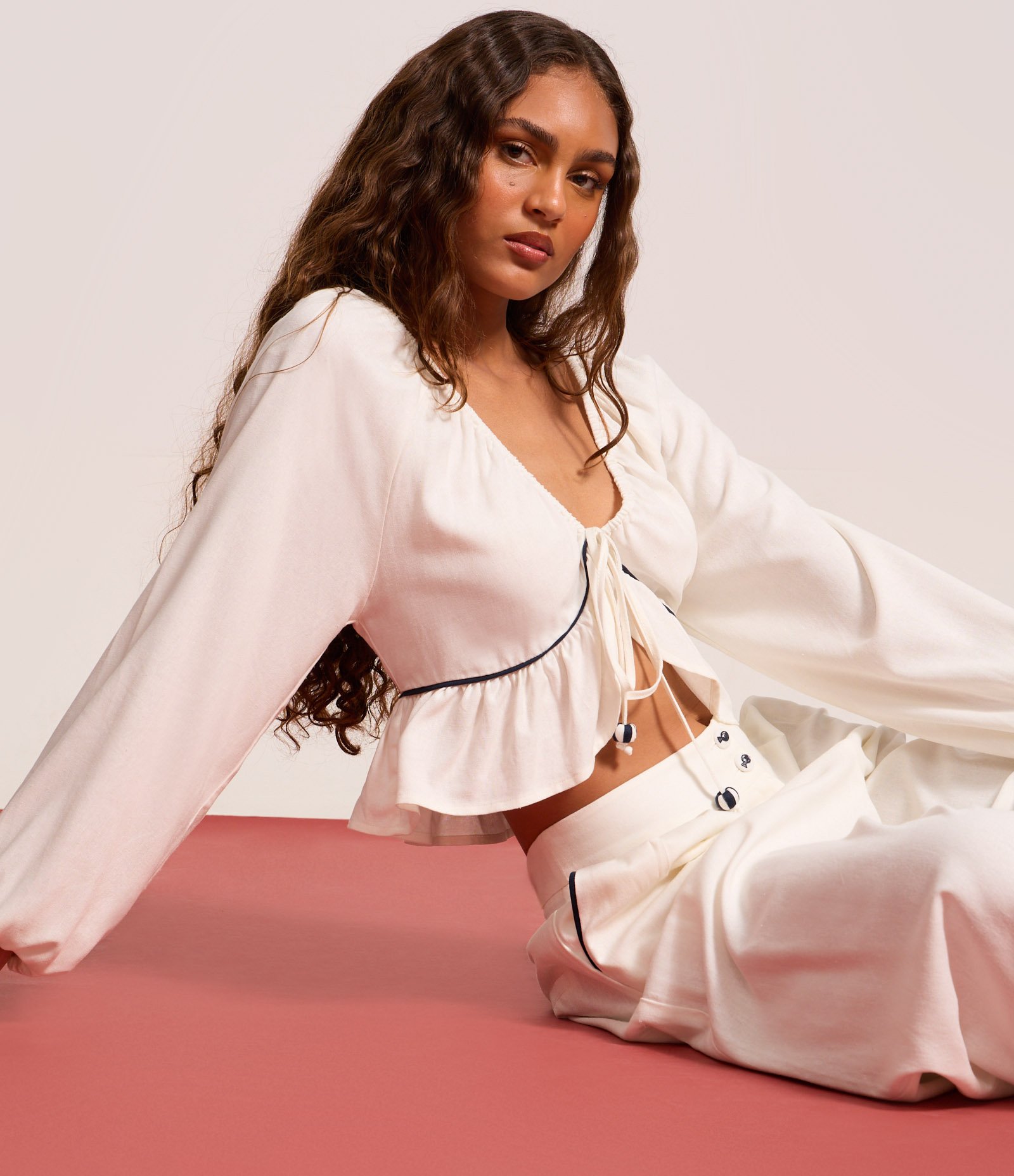 Blusa em Viscolinho com Viés Contrastante e Barra de Babado Off White 4