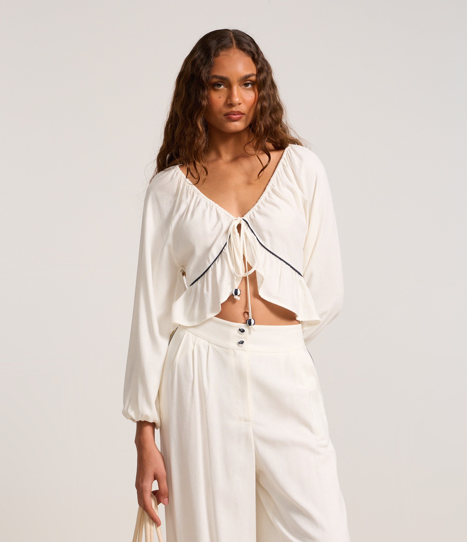 Blusa em Viscolinho com Viés Contrastante e Barra de Babado Off White 1