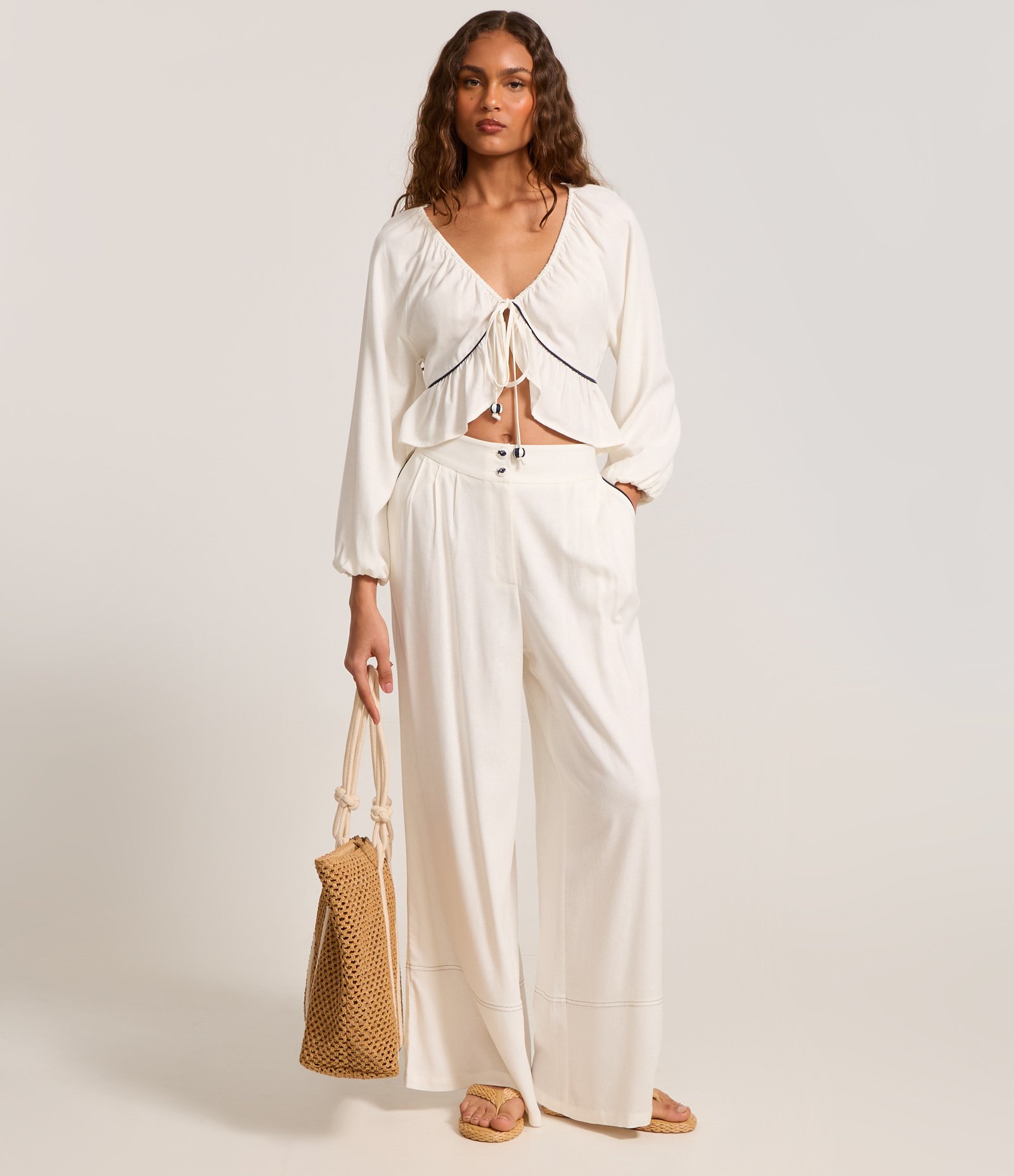 Blusa em Viscolinho com Viés Contrastante e Barra de Babado Off White 2