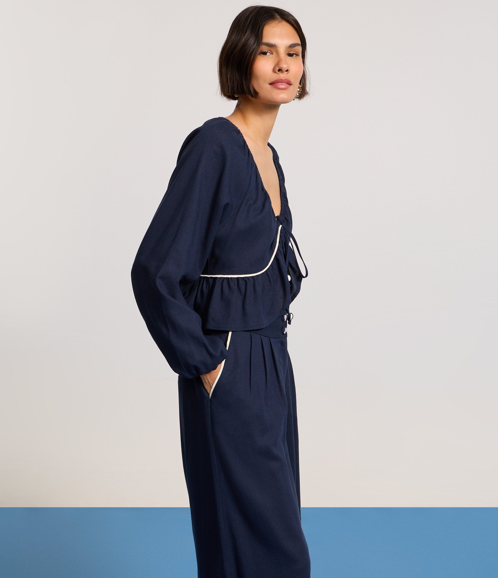 Blusa em Viscolinho com Viés Contrastante e Barra de Babado Azul Marinho 5