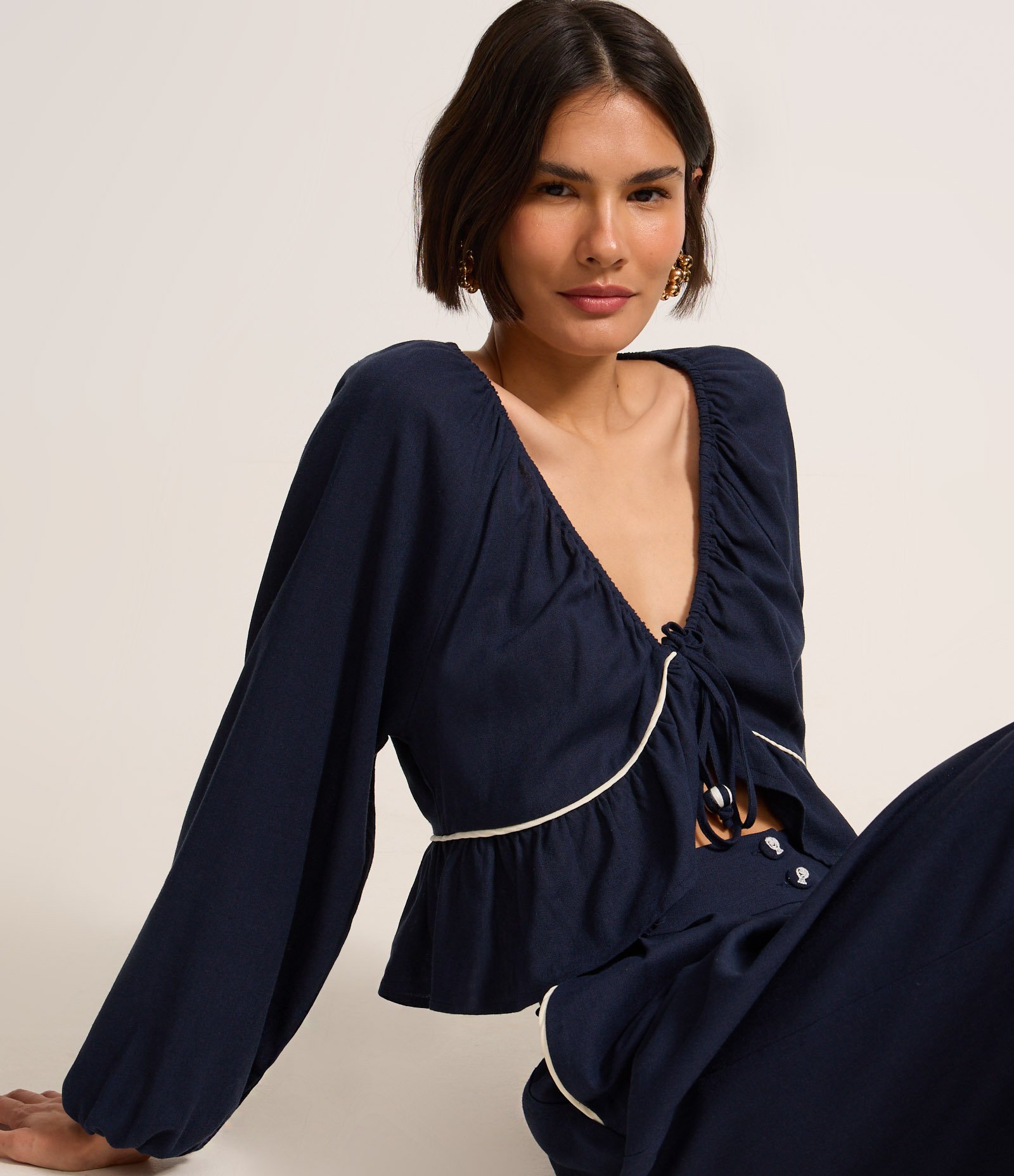 Blusa em Viscolinho com Viés Contrastante e Barra de Babado Azul Marinho 1