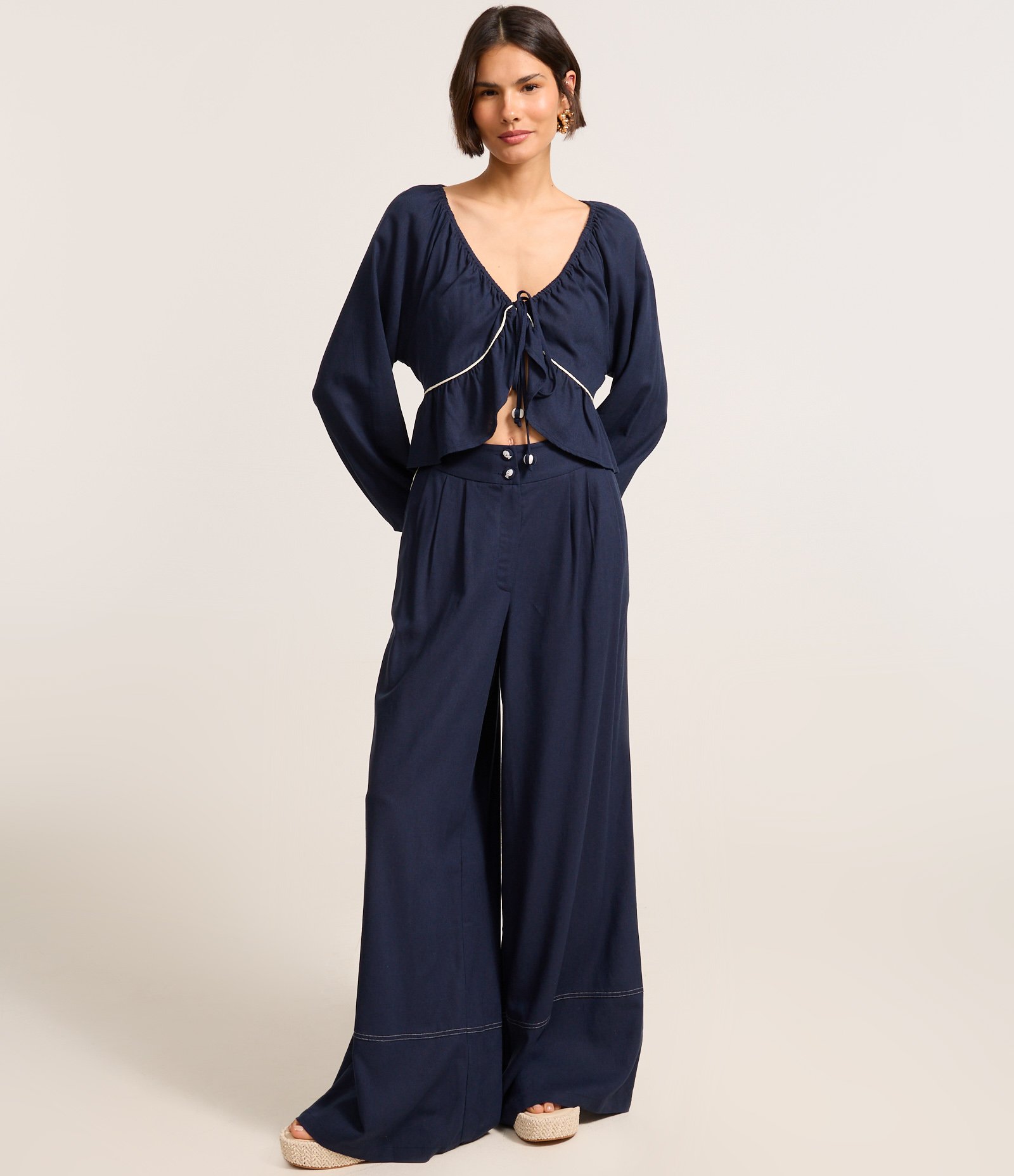 Blusa em Viscolinho com Viés Contrastante e Barra de Babado Azul Marinho 2