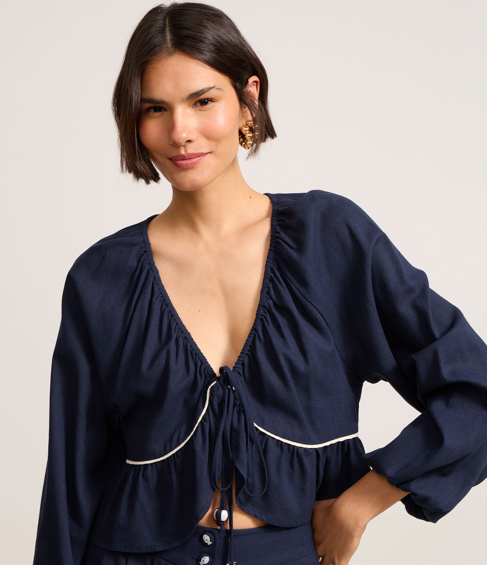 Blusa em Viscolinho com Viés Contrastante e Barra de Babado Azul Marinho 3