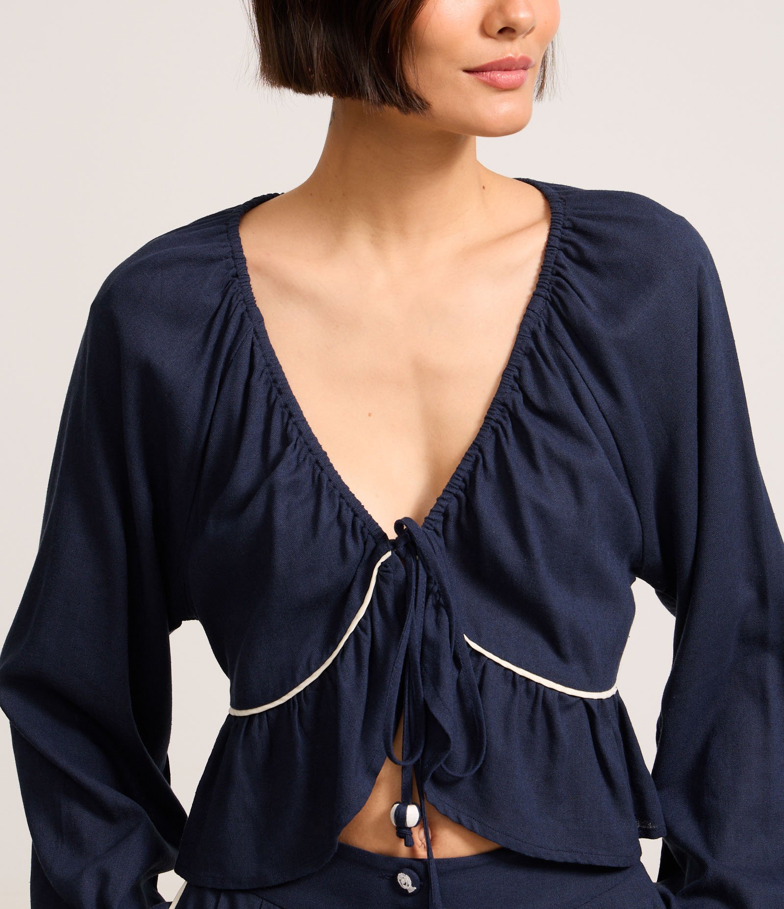 Blusa em Viscolinho com Viés Contrastante e Barra de Babado Azul Marinho 4