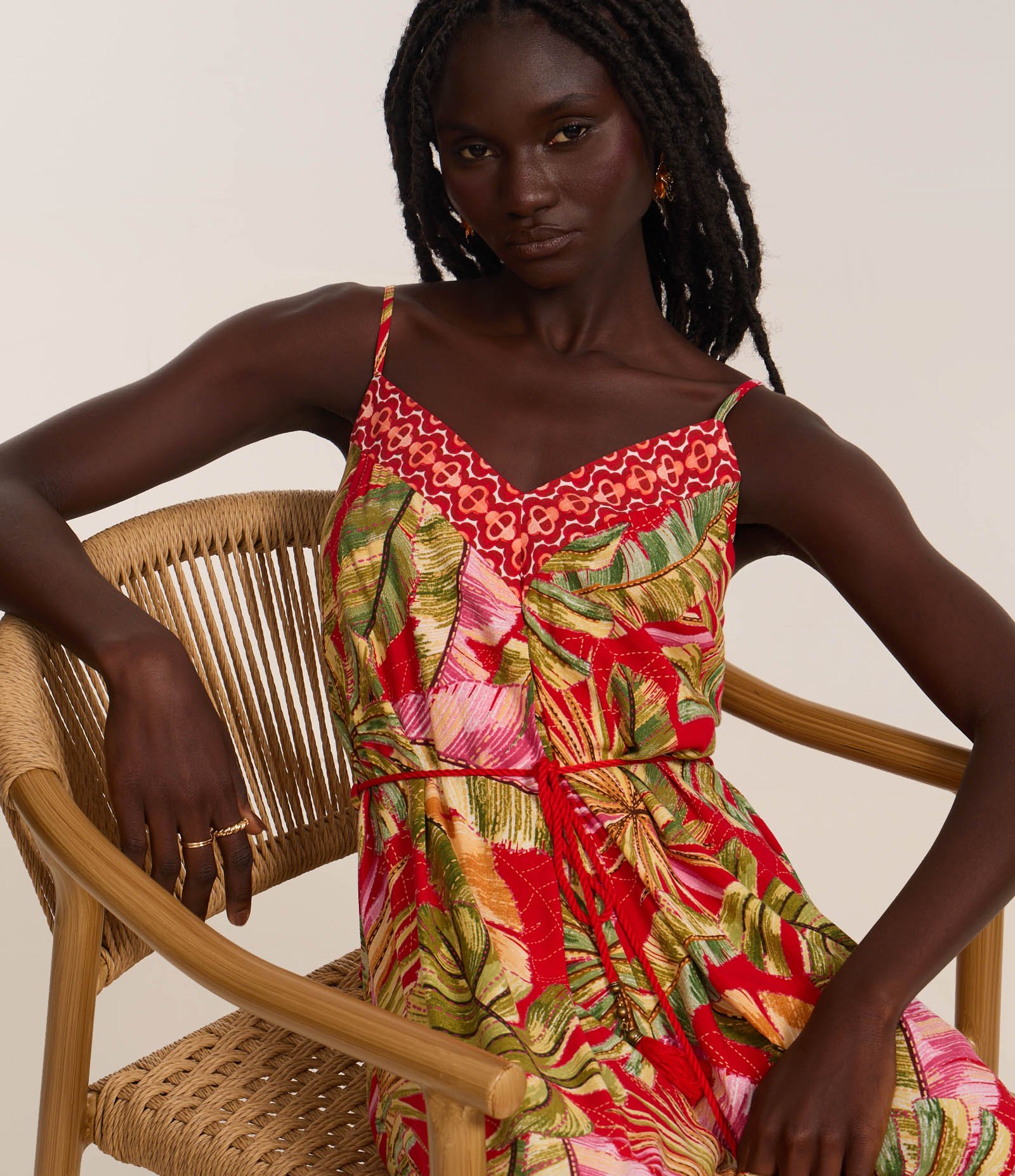 Macacão Pantalona em Chalis com Estampa de Folhagem e Cinto Corda Vermelho 2