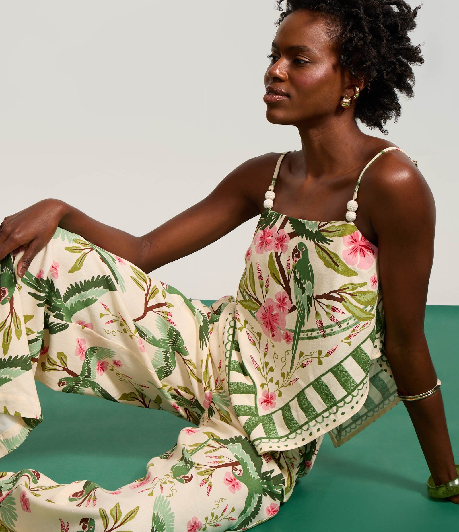 Blusa em Viscolinho com Estampa Tropical e Barra com Ponta Bege 5