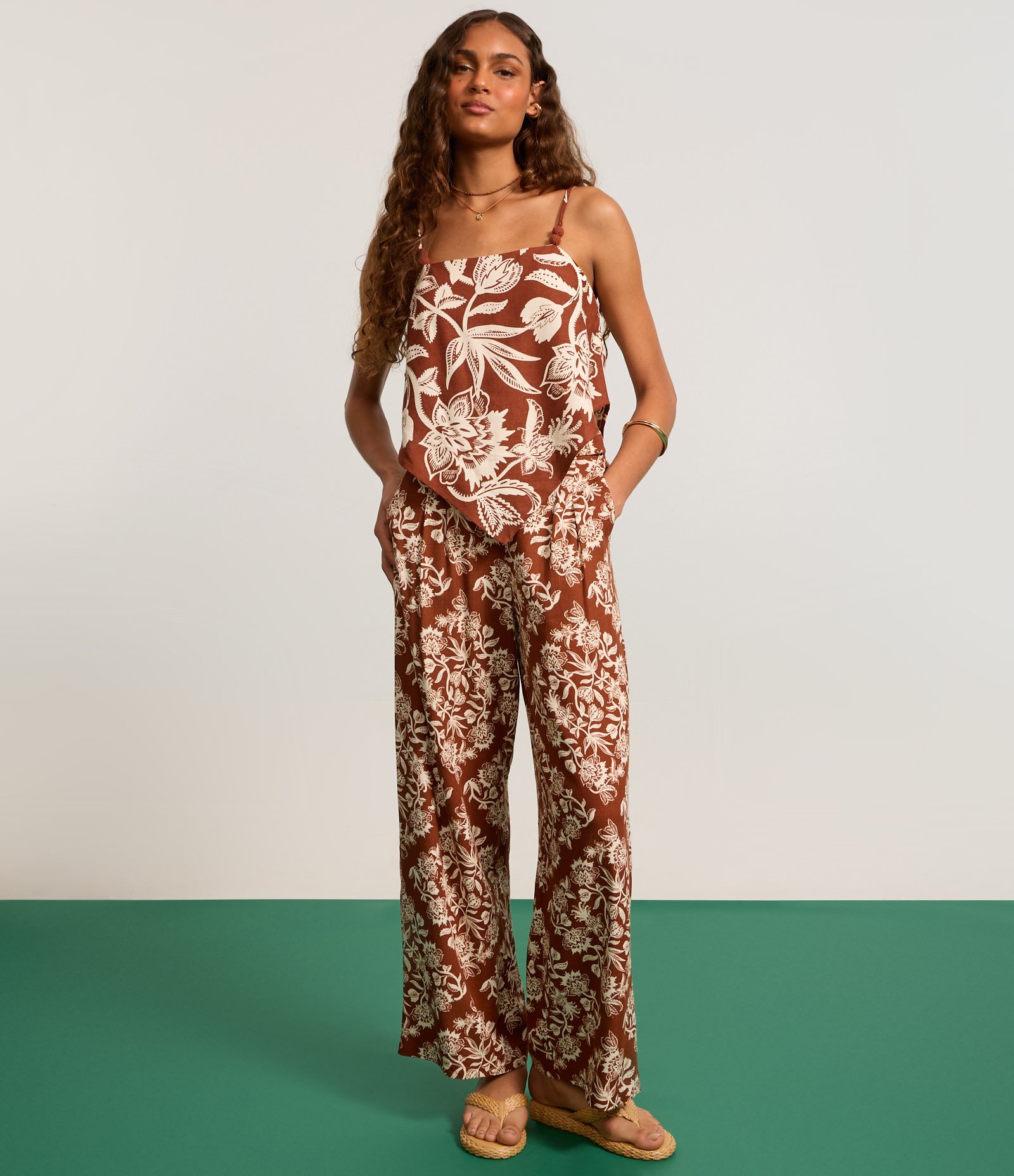 Calça Pantalona em Viscolinho com Estampa Floral Marrom 5