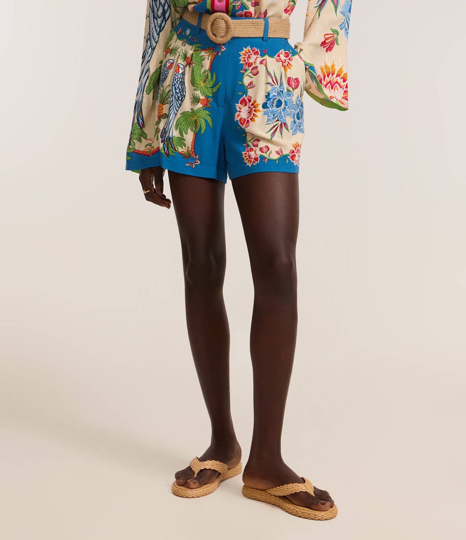 Short Evasê Com Cintura Alta Cinto Efeito Palha e Estampa Tropical Azul 3