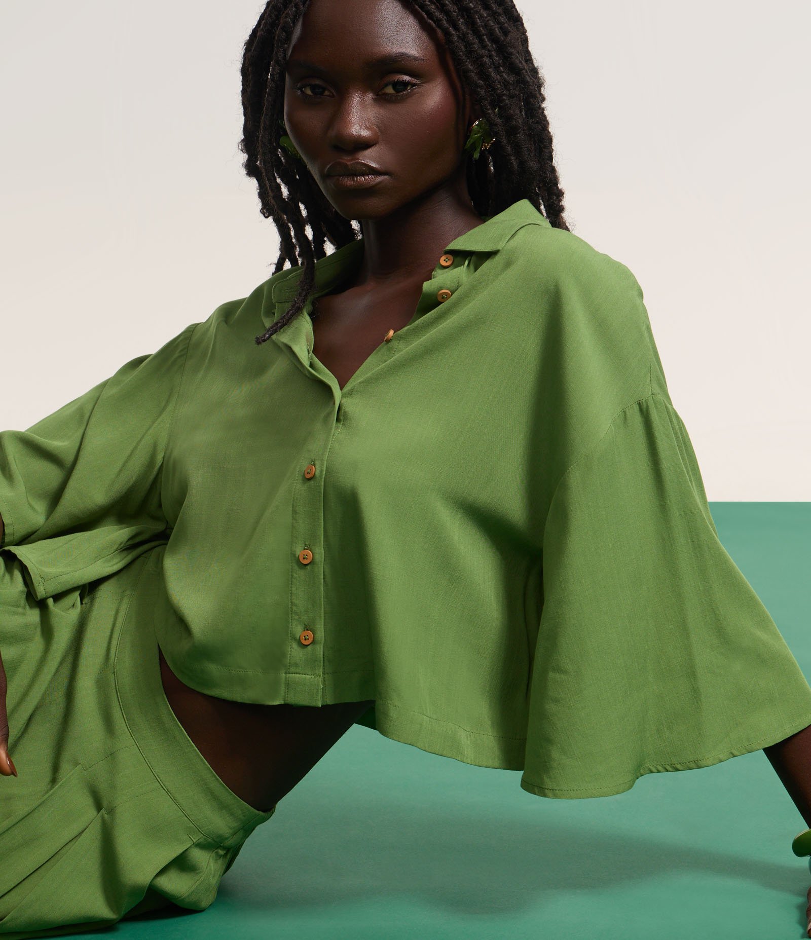 Camisa Curta com Mangas Amplas e Fechamento por Botões Verde 3