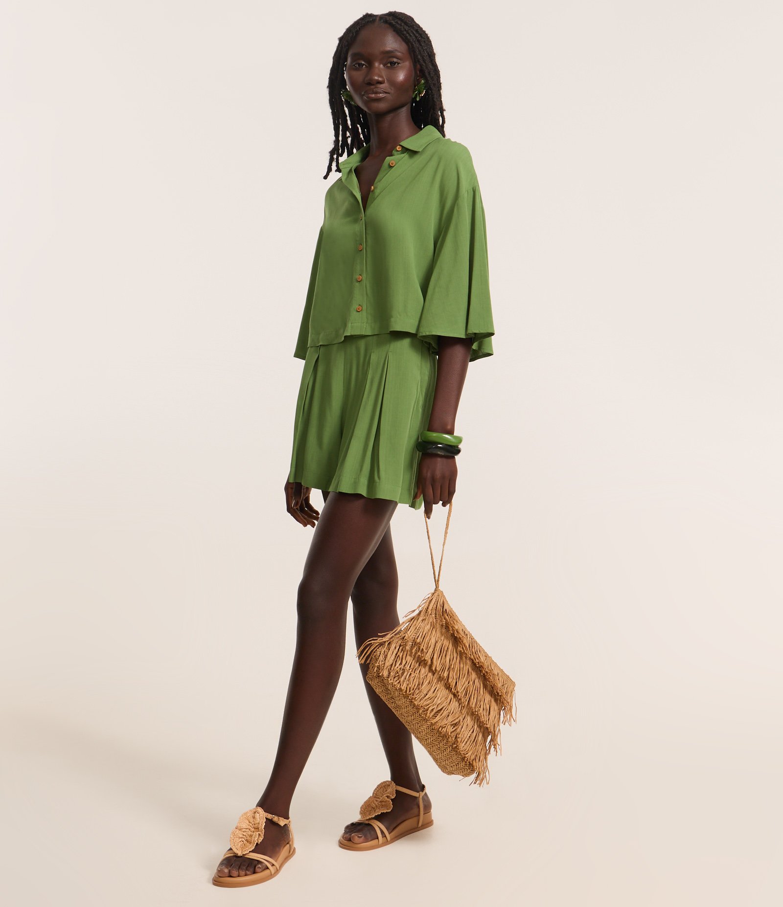 Camisa Curta com Mangas Amplas e Fechamento por Botões Verde 2