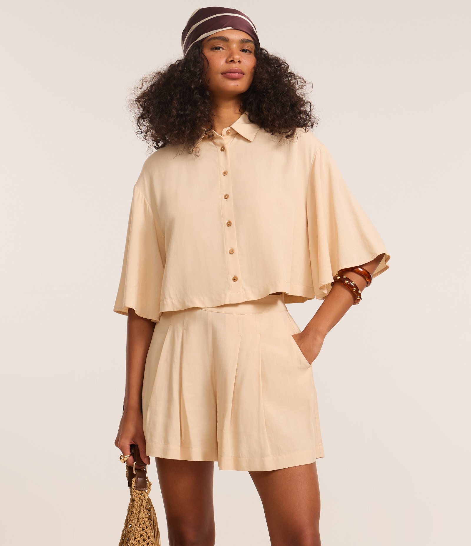 Short Curto com Pregas e Bolsos Bege 2