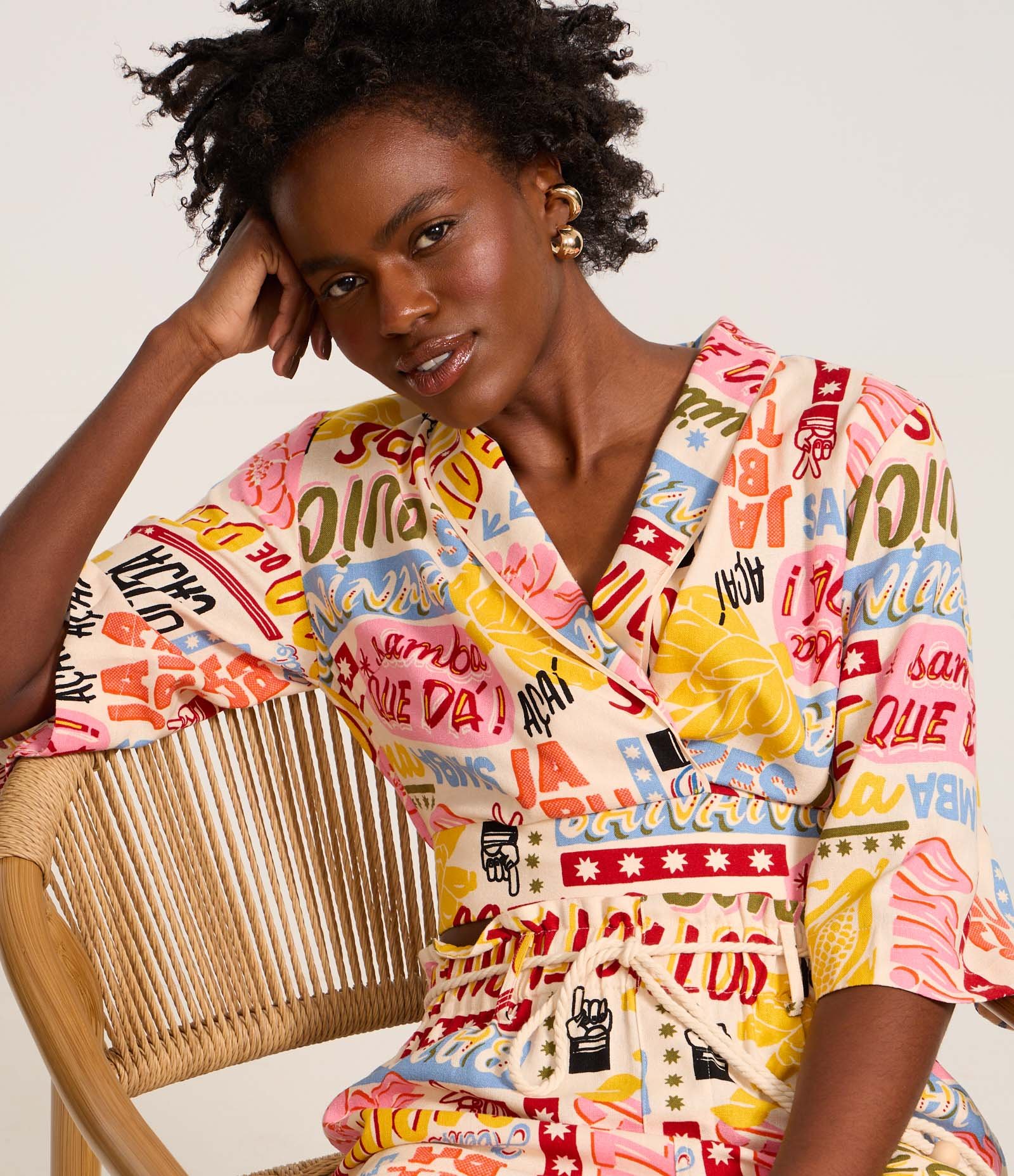 Blusa Cropped em Viscolinho Transpassada e Estampa Tropical Bege 1