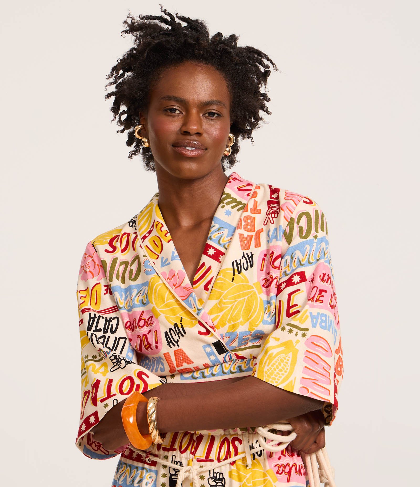 Blusa Cropped em Viscolinho Transpassada e Estampa Tropical Bege 3