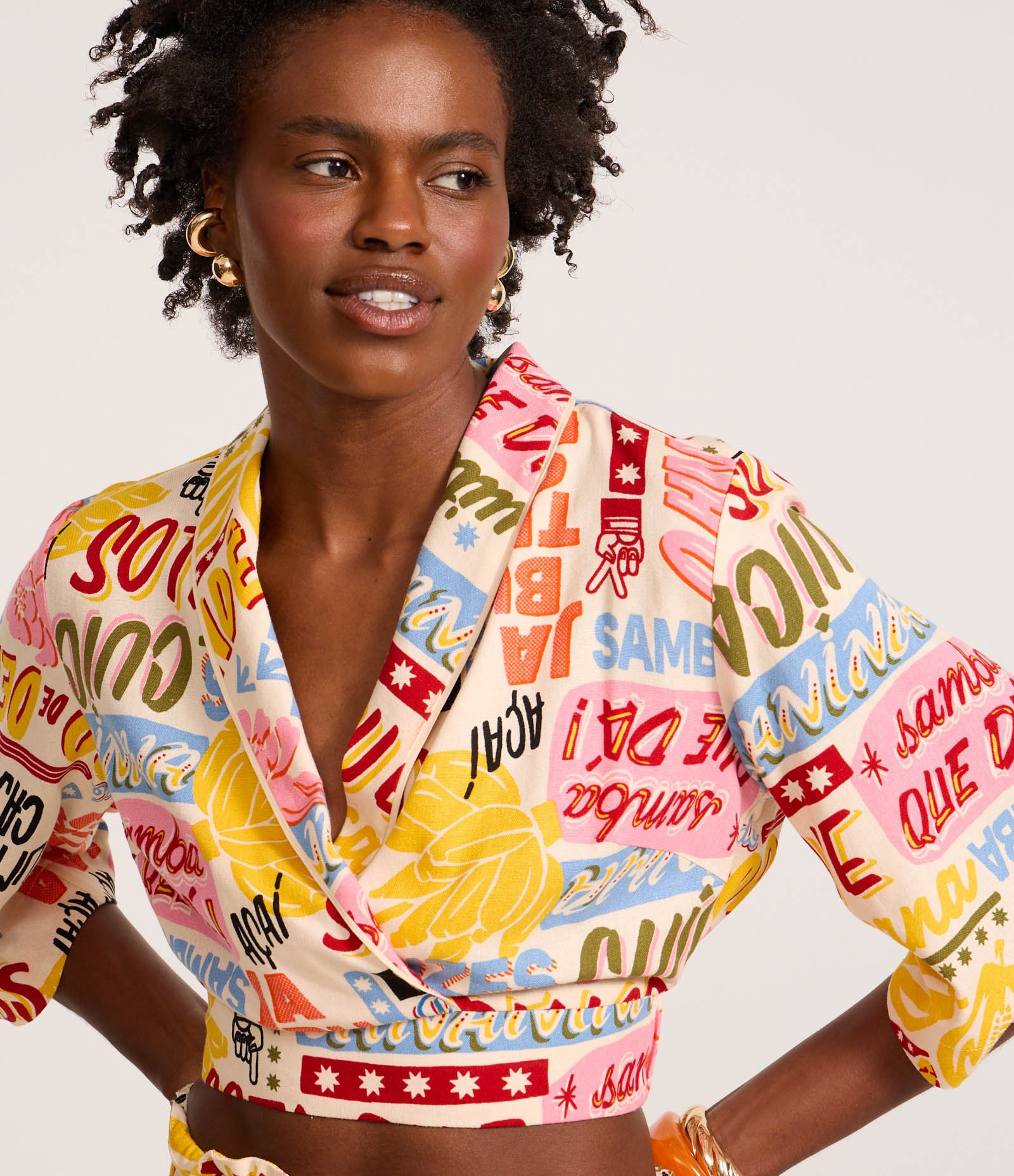 Blusa Cropped em Viscolinho Transpassada e Estampa Tropical Bege 4