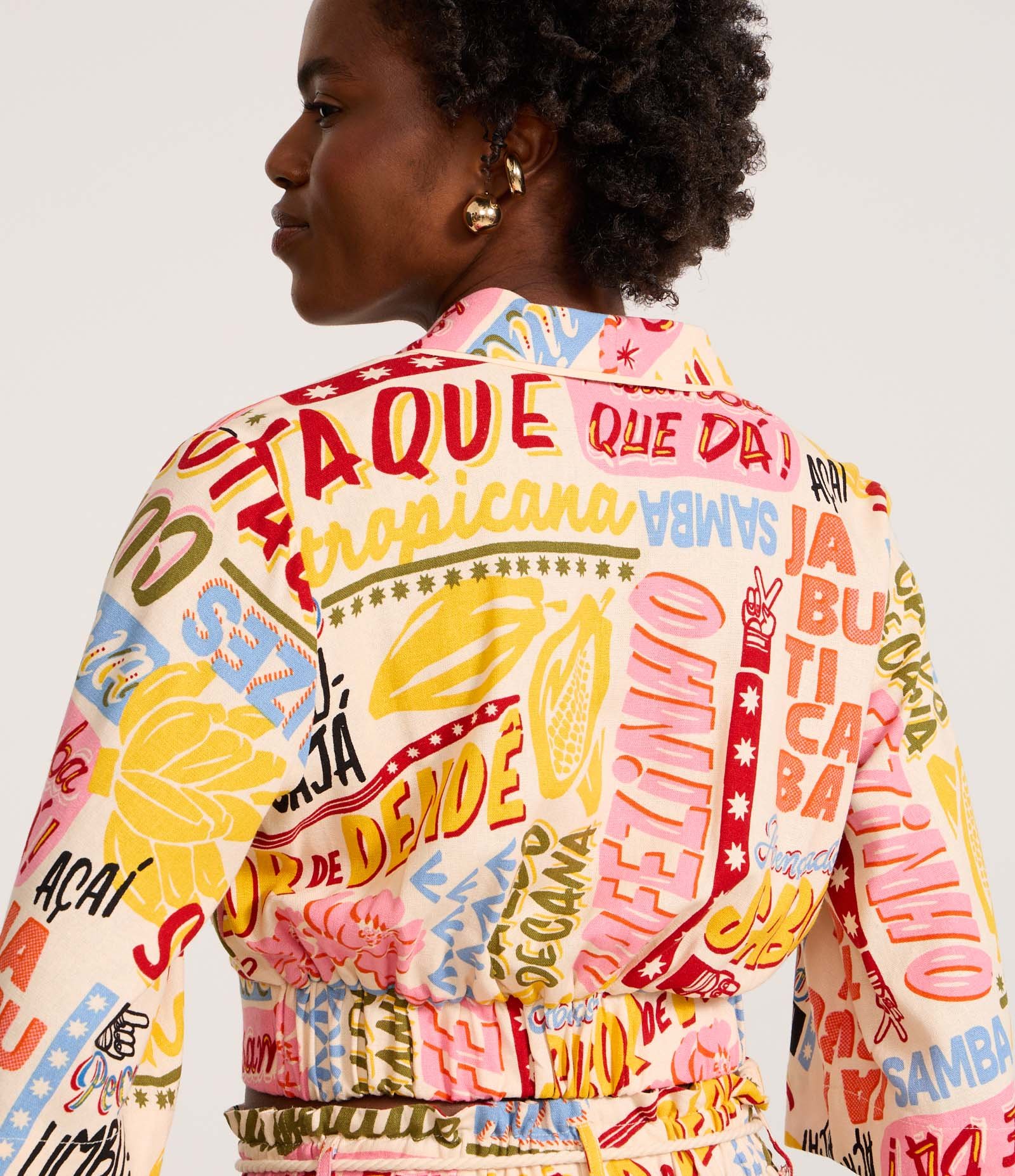 Blusa Cropped em Viscolinho Transpassada e Estampa Tropical Bege 5