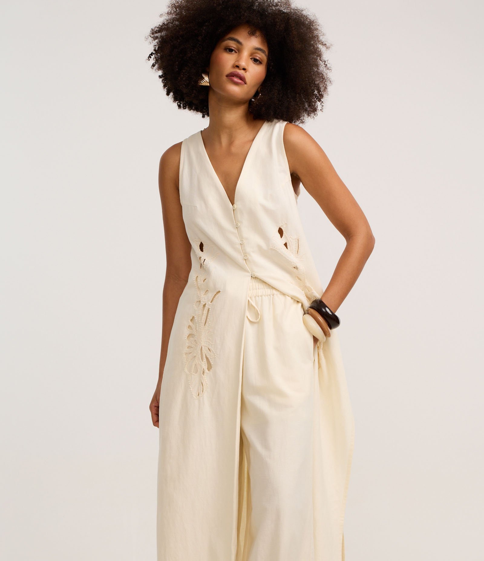 Calça Pantalona em Viscolinho com Amarração no Cós Bege 2