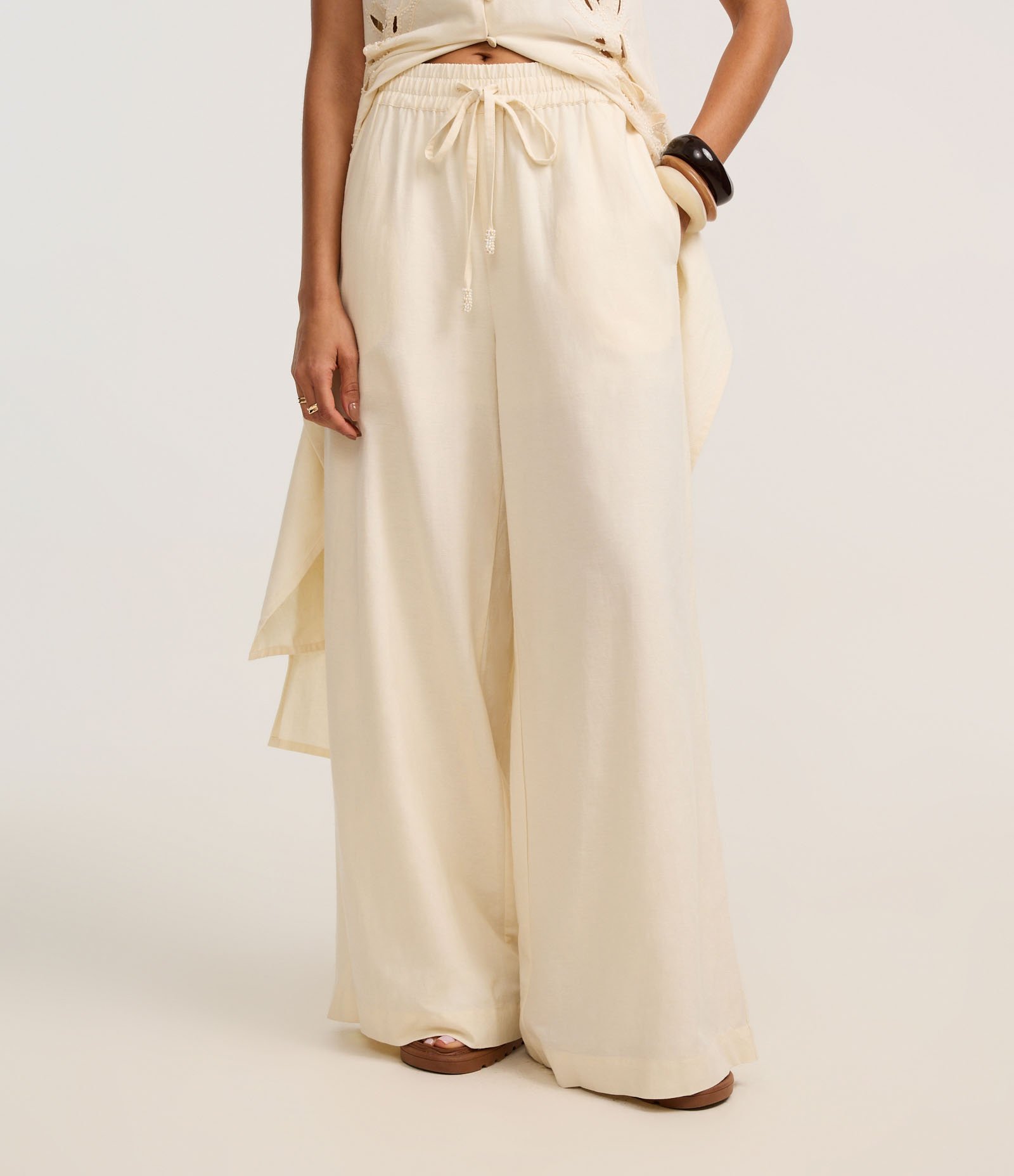 Calça Pantalona em Viscolinho com Amarração no Cós Bege 3