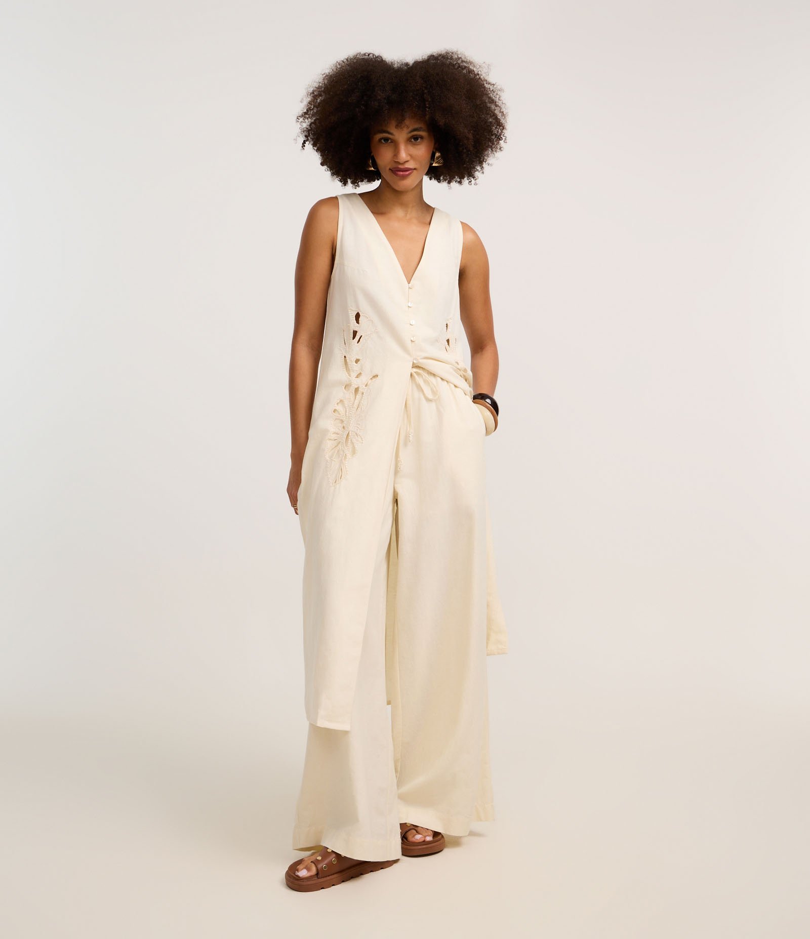 Calça Pantalona em Viscolinho com Amarração no Cós Bege 5