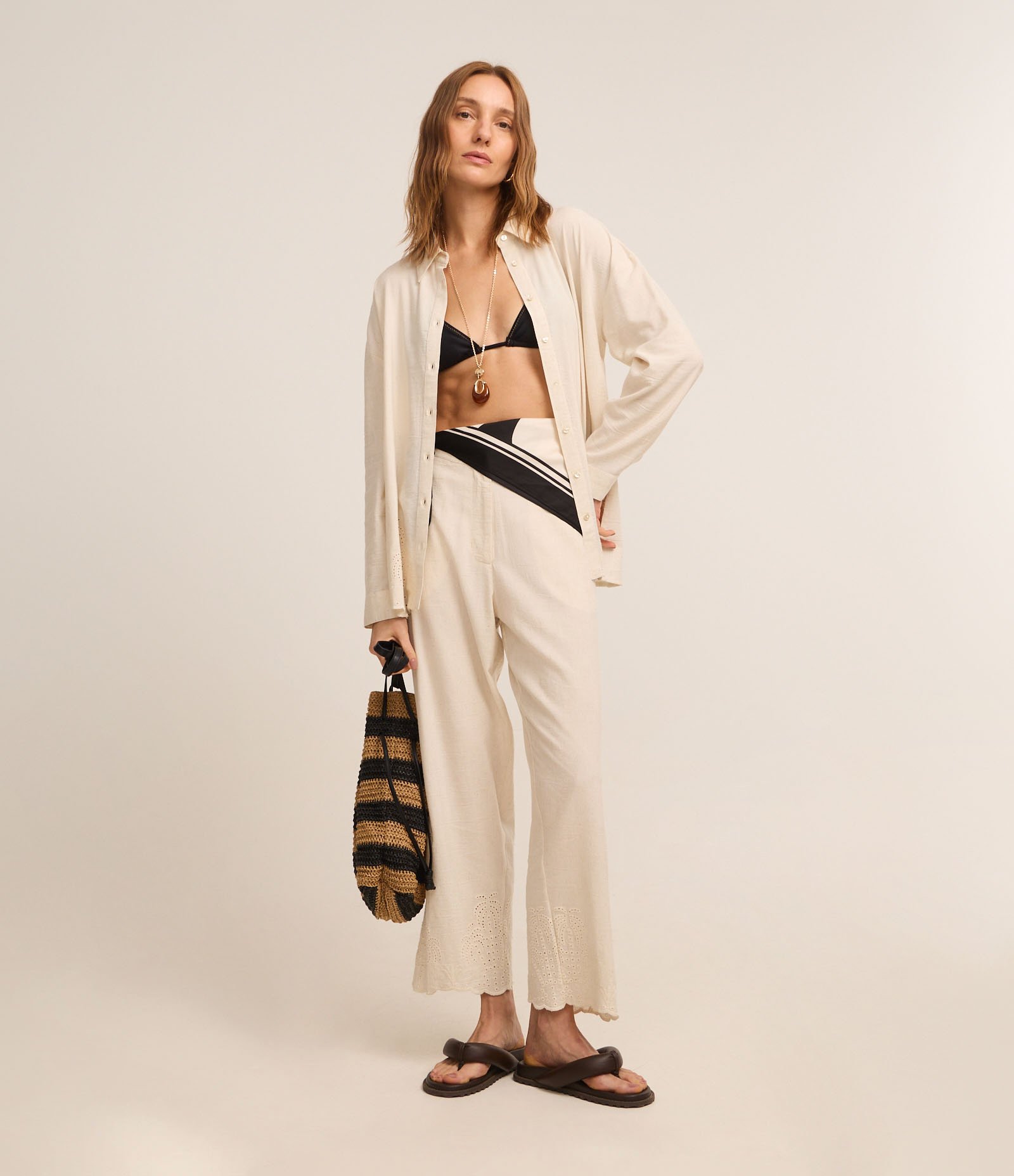 Calça Reta em Viscolinho com Textura de Coqueiro na Barra Nuvem Bege 1