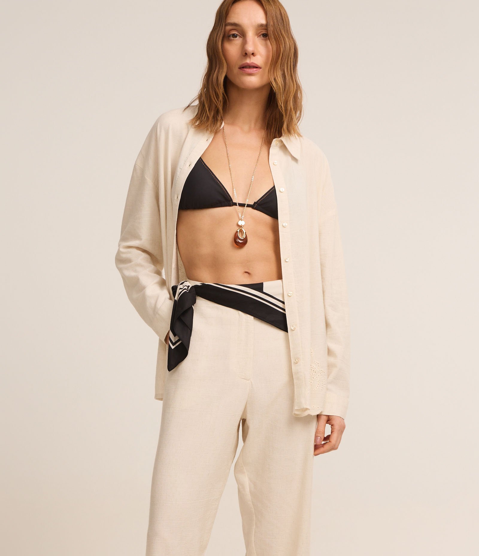 Calça Reta em Viscolinho com Textura de Coqueiro na Barra Nuvem Bege 2