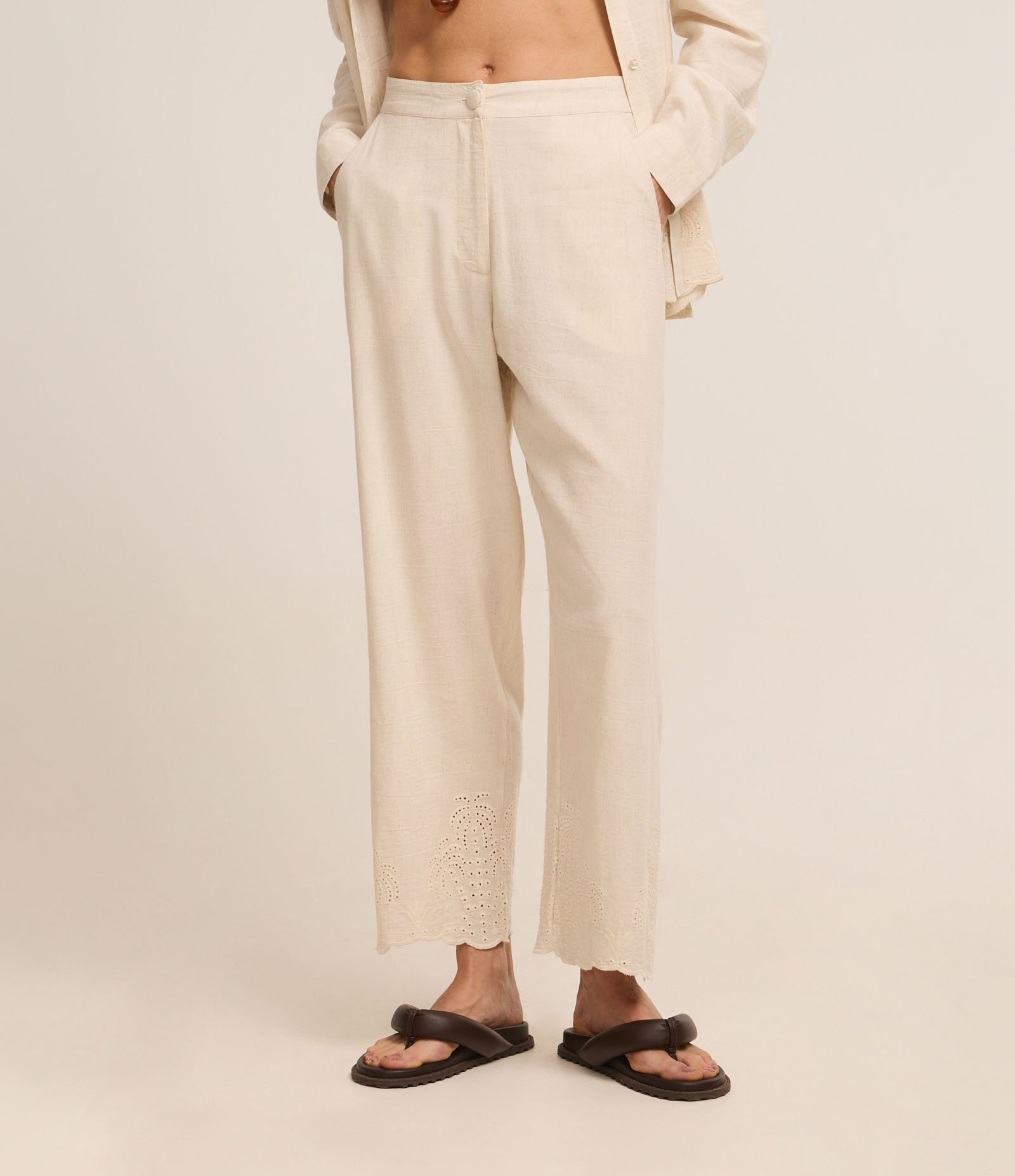 Calça Reta em Viscolinho com Textura de Coqueiro na Barra Nuvem Bege 3