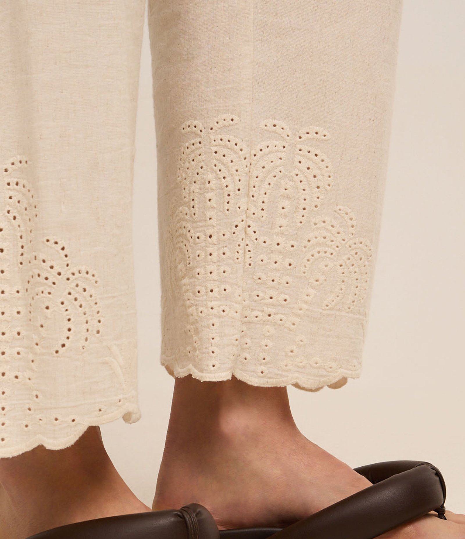 Calça Reta em Viscolinho com Textura de Coqueiro na Barra Nuvem Bege 5