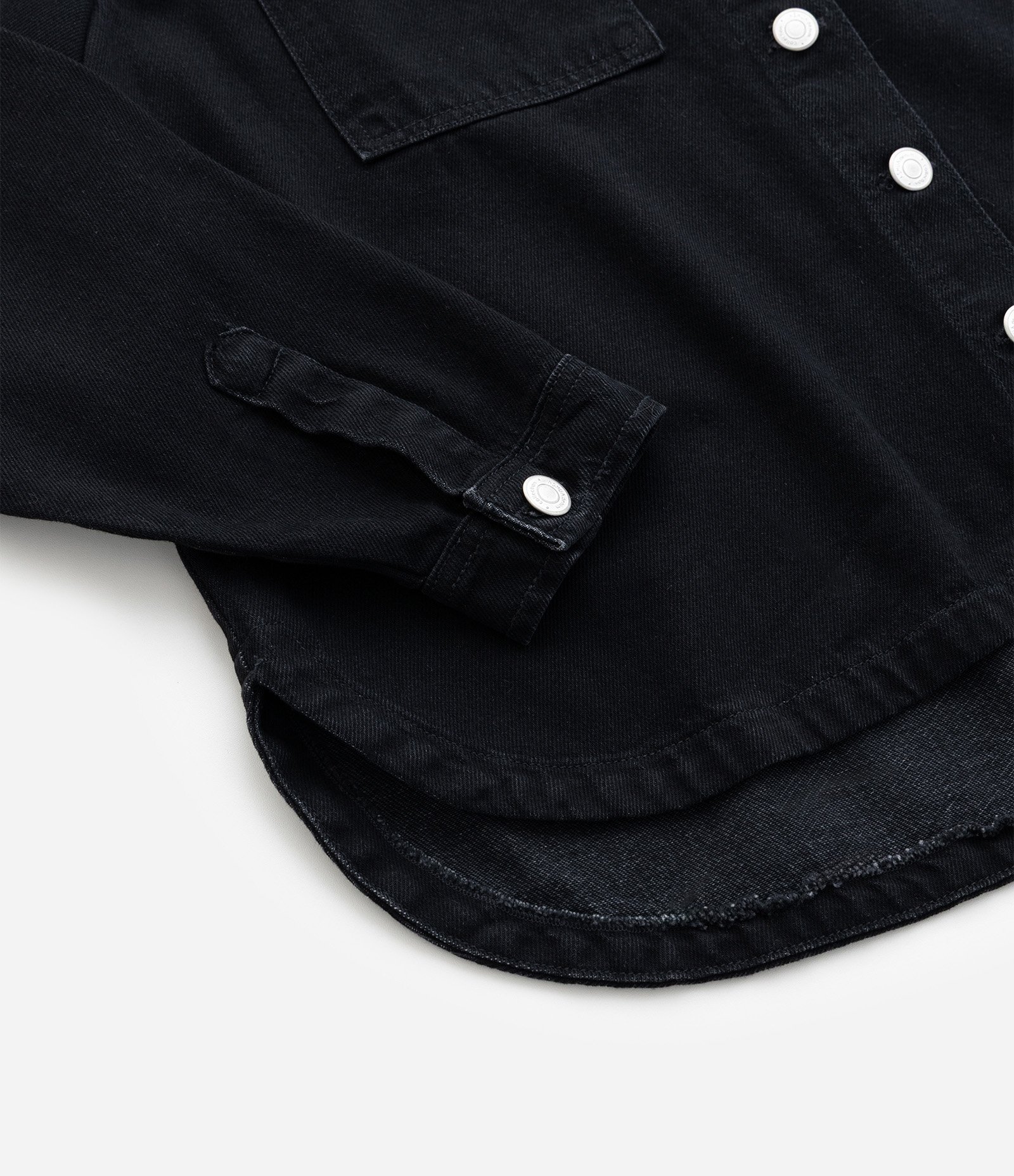 Jaqueta Overshirt em Jeans com Bolso Cargo e Botões Contrastantes Curve & Plus Size Preto 8